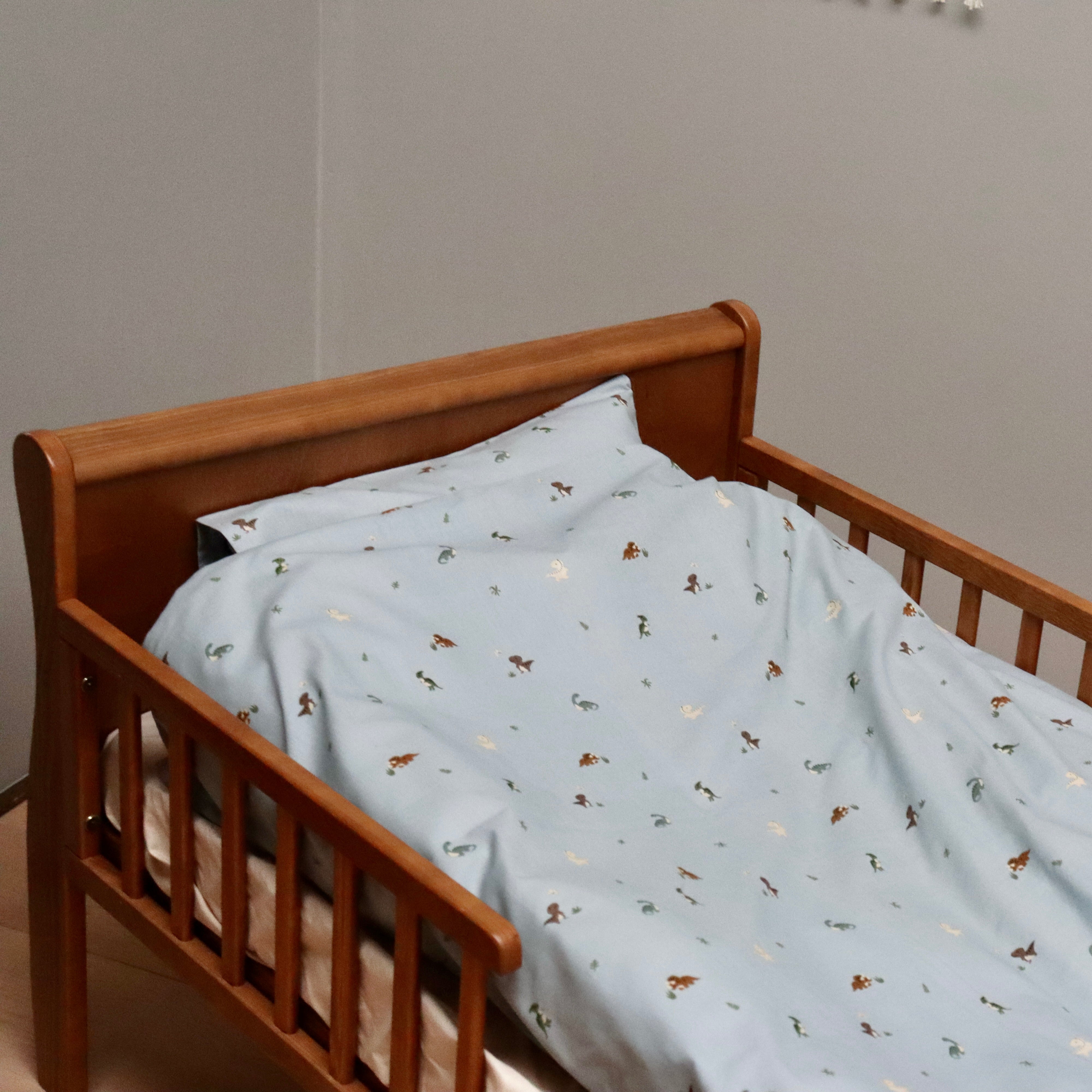 Petu Petu - Junior sengetøj - 100% Blødt bomuld - Lyseblå med dinoer