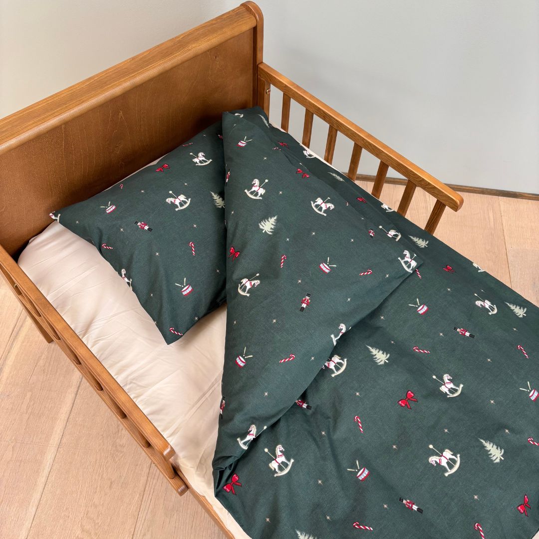 By Mats - Baby sengetøj - 100% Blødt bomuld - 70x100 cm - Christmas Toys