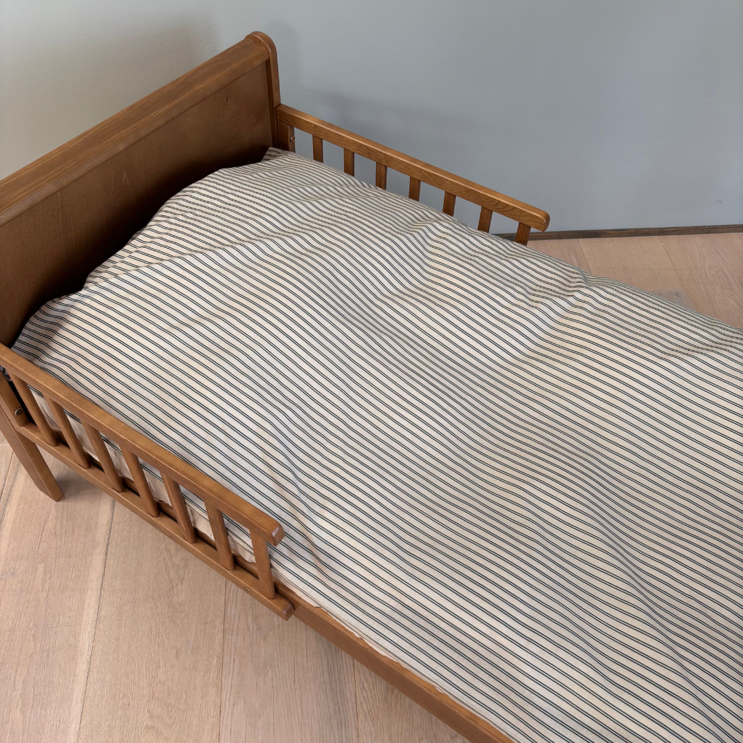 By Mats - Baby sengetøj - 100% Blødt bomuld - 70x100 cm - Green Double Stripe