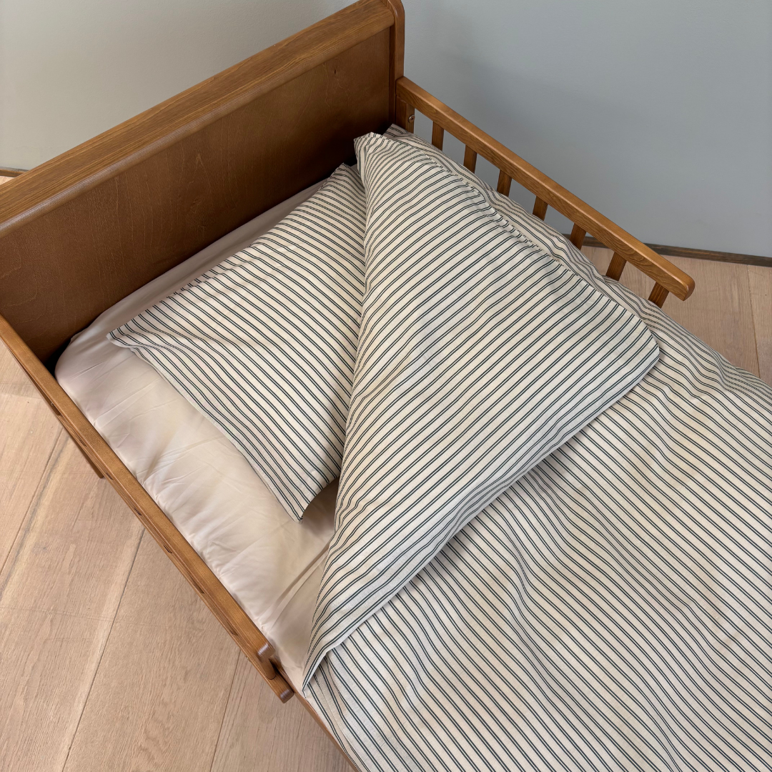 By Mats - Baby sengetøj - 100% Blødt bomuld - 70x100 cm - Green Double Stripe