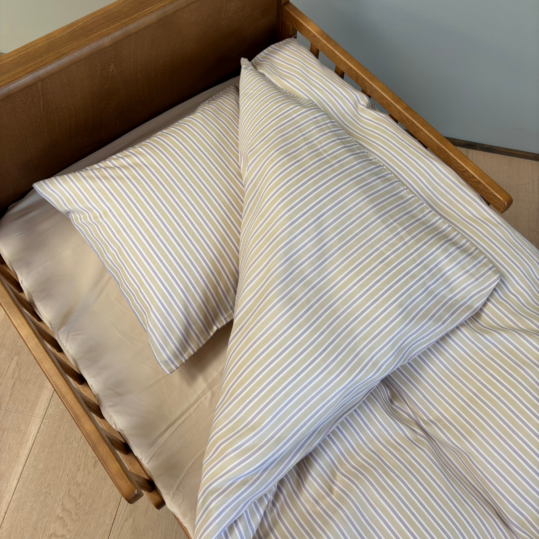 By Mats - Baby sengetøj - 100% Blødt bomuld - 70x100 cm - Lavender Stripe