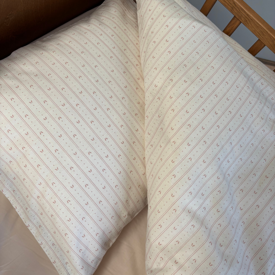 By Mats - Baby sengetøj - 100% Blødt bomuld - 70x100 cm - Leaf Stripe