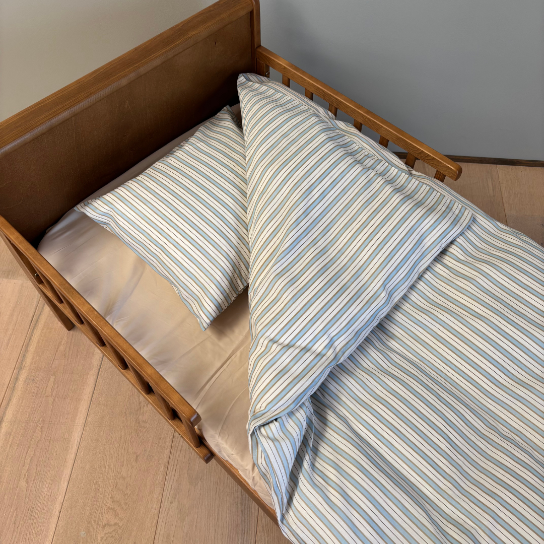 By Mats - Baby sengetøj - 100% Blødt bomuld - 70x100 cm - Sky Blue Stripe