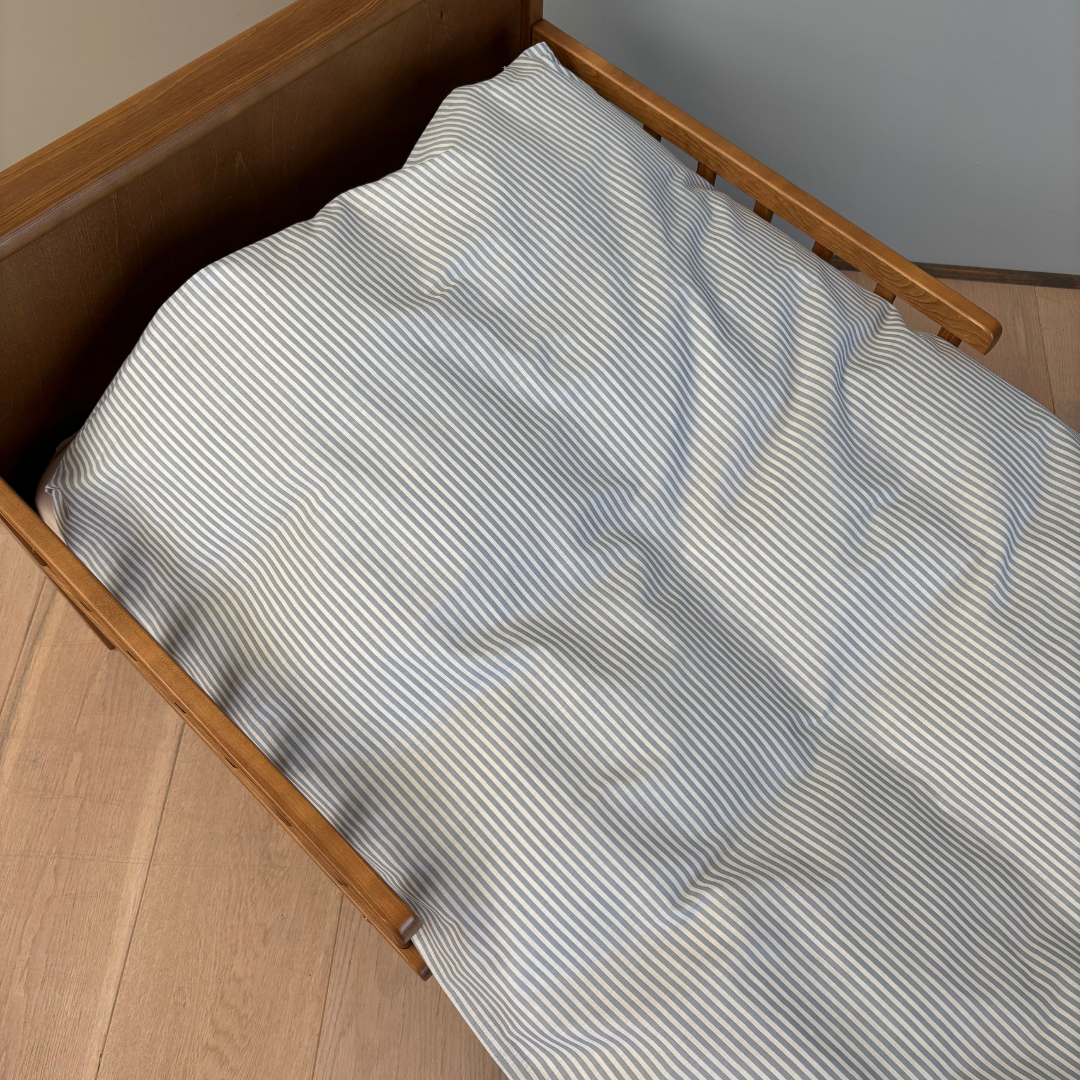 By Mats - Baby sengetøj - 100% Blødt bomuld - 70x100 cm - Blue Pin Stripe