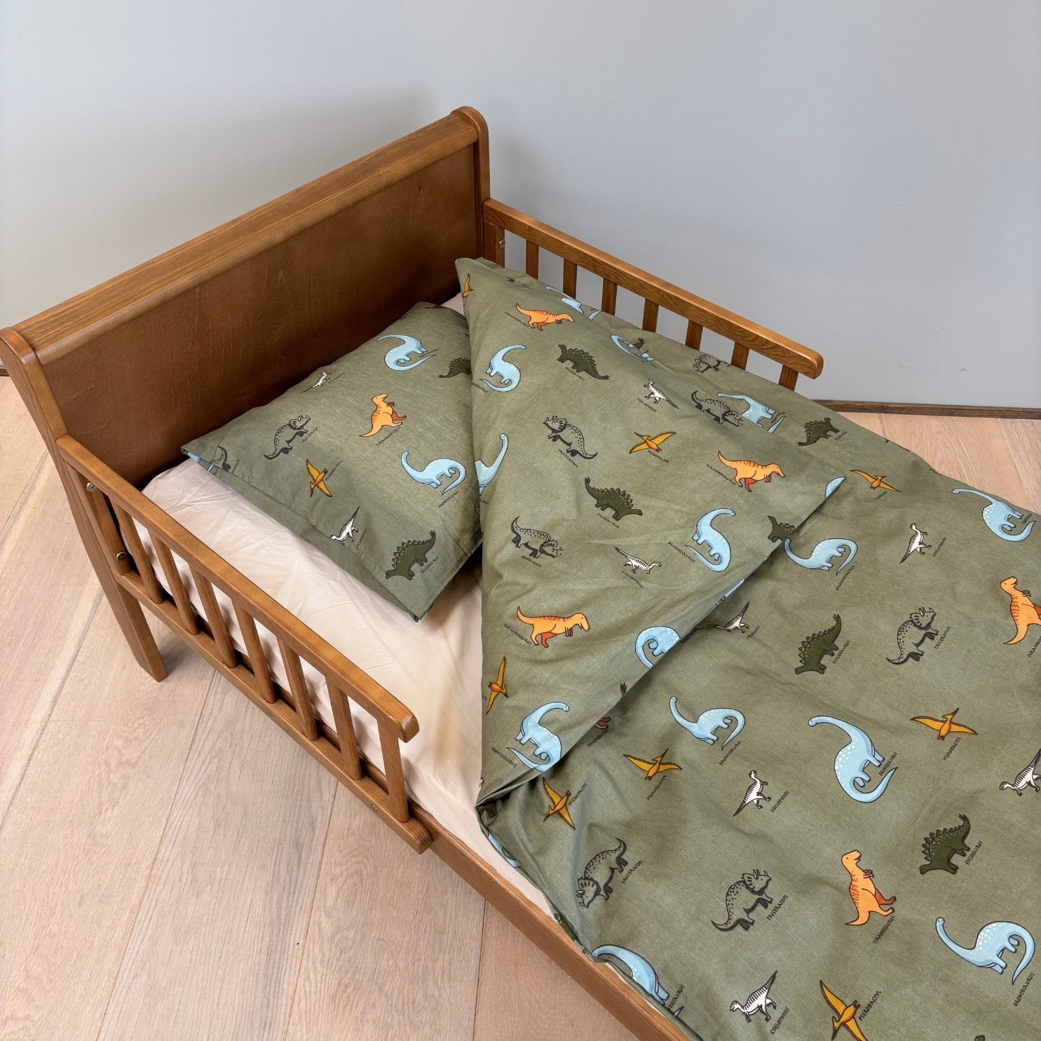 By Mats - Baby sengetøj - 100% Blødt bomuld - Dino names