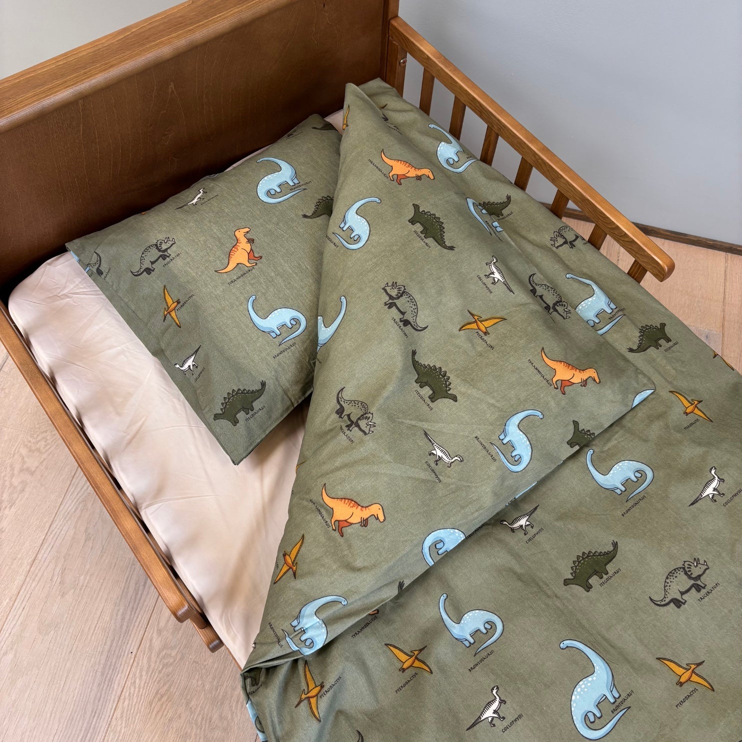 By Mats - Junior sengetøj - 100% Blødt bomuld - Dino names