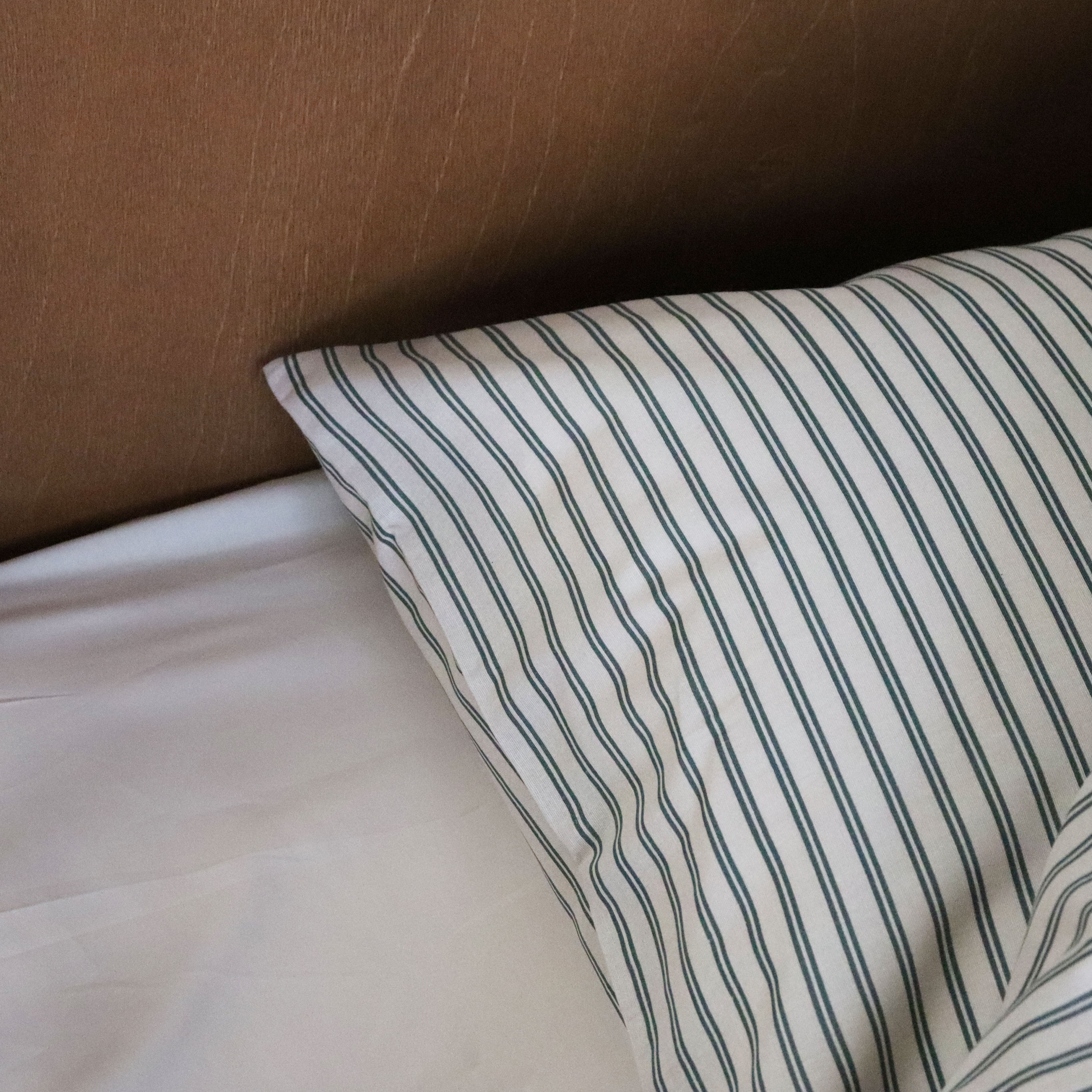 By Mats - Baby sengetøj - 100% Blødt bomuld - 70x100 cm - Green Double Stripe