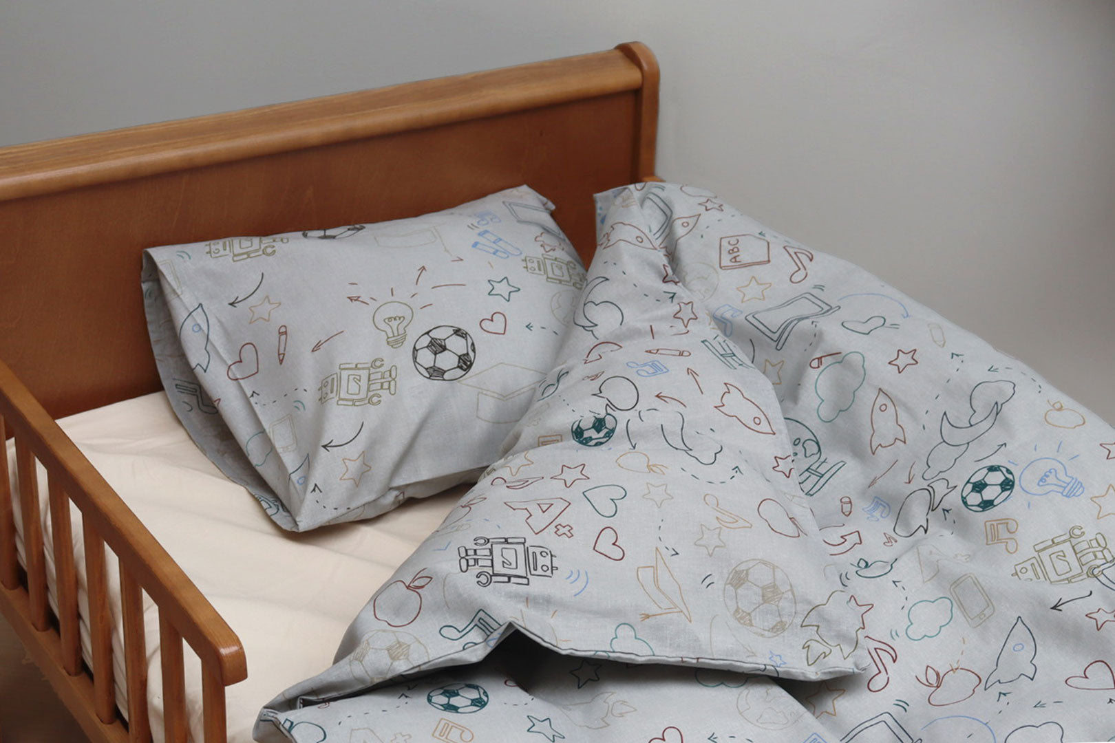 By Mats - Baby sengetøj - 100% Blødt bomuld - Grå med motiver