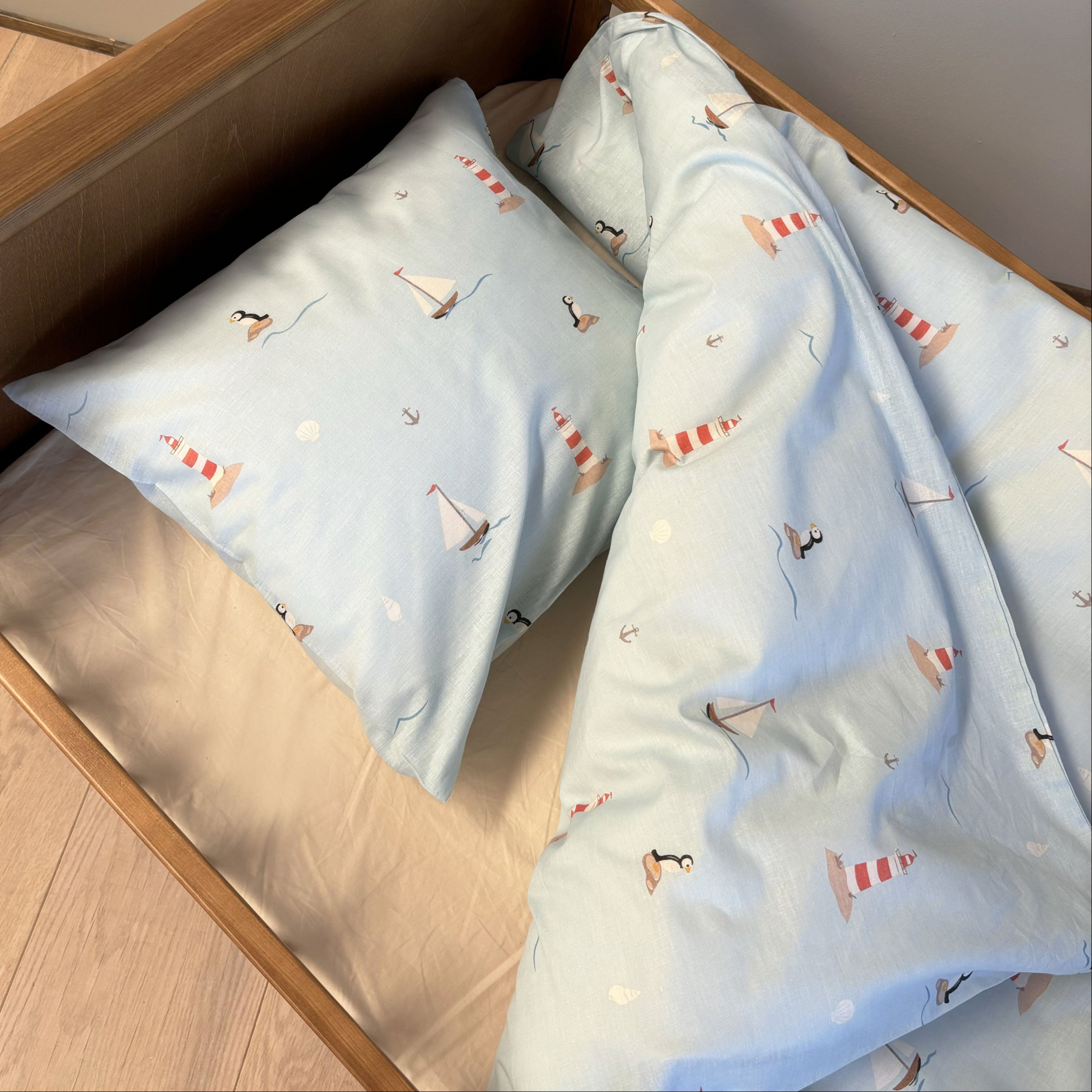 By Mats - Baby sengetøj - 100% Blødt bomuld - 70x100 cm - Sailor Puffin