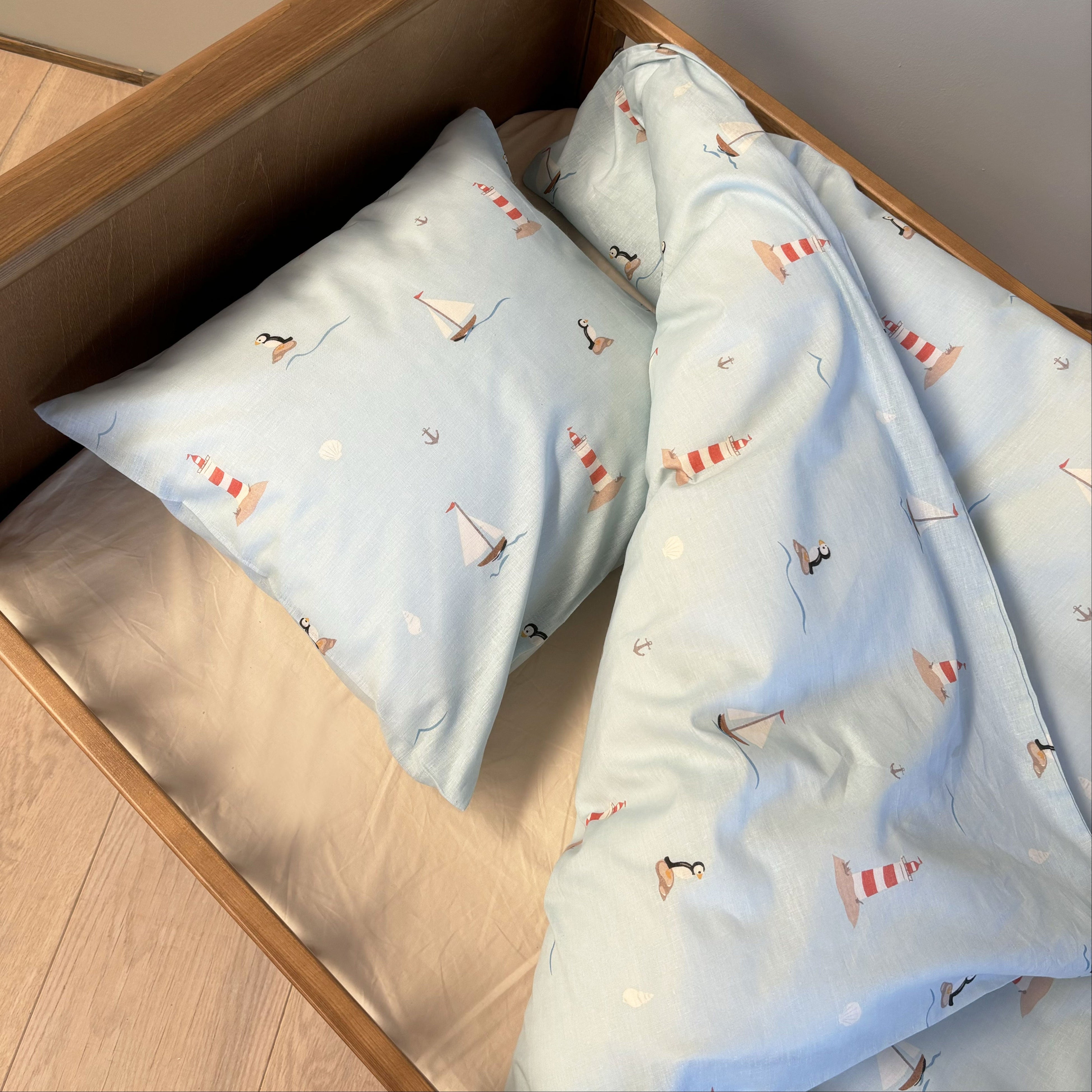 By Mats - Junior sengetøj - 100% Blødt bomuld - 100x140 cm - Sailor Puffin