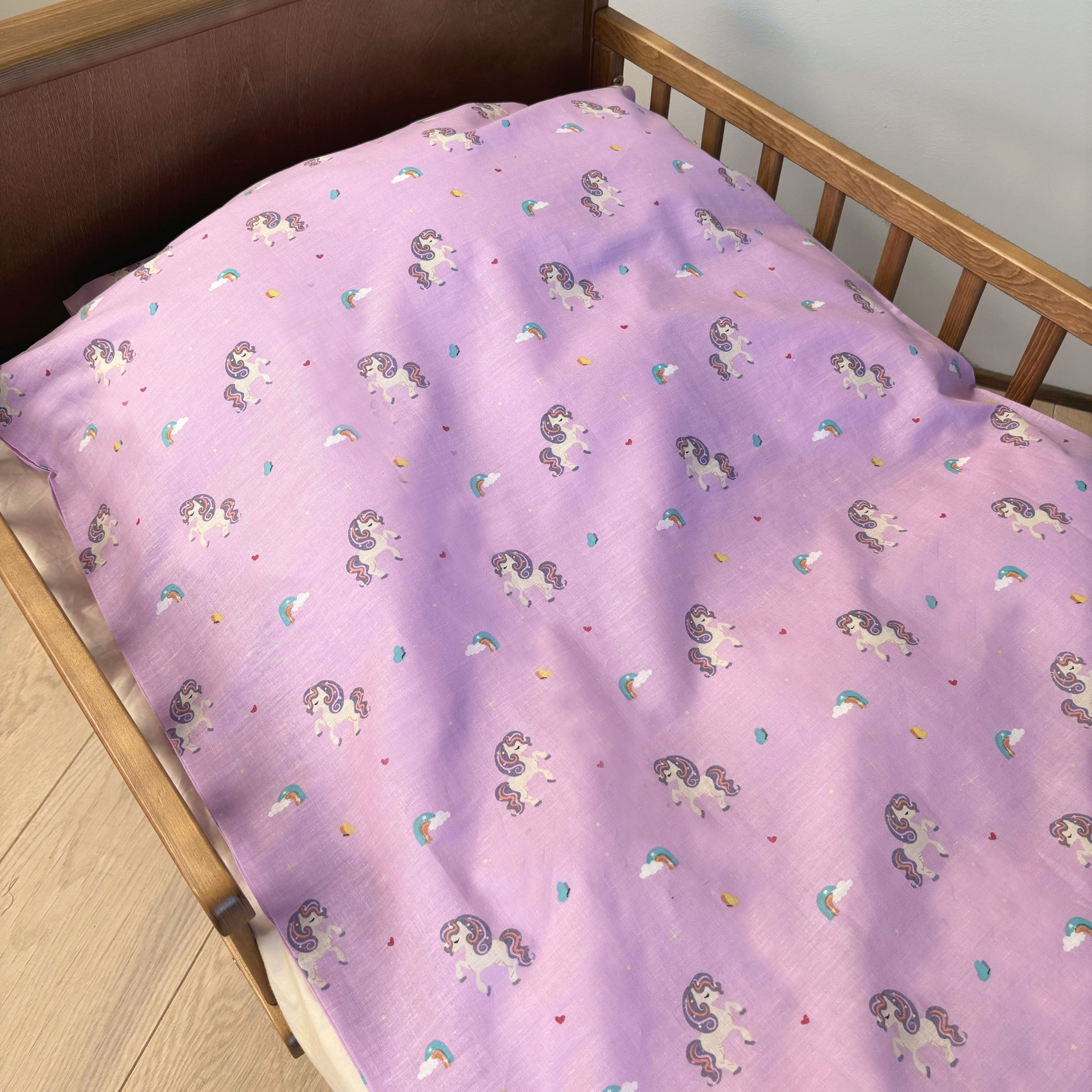 By Mats - Baby sengetøj - 100% Blødt bomuld - 70x100 cm - Sparkly Unicorn