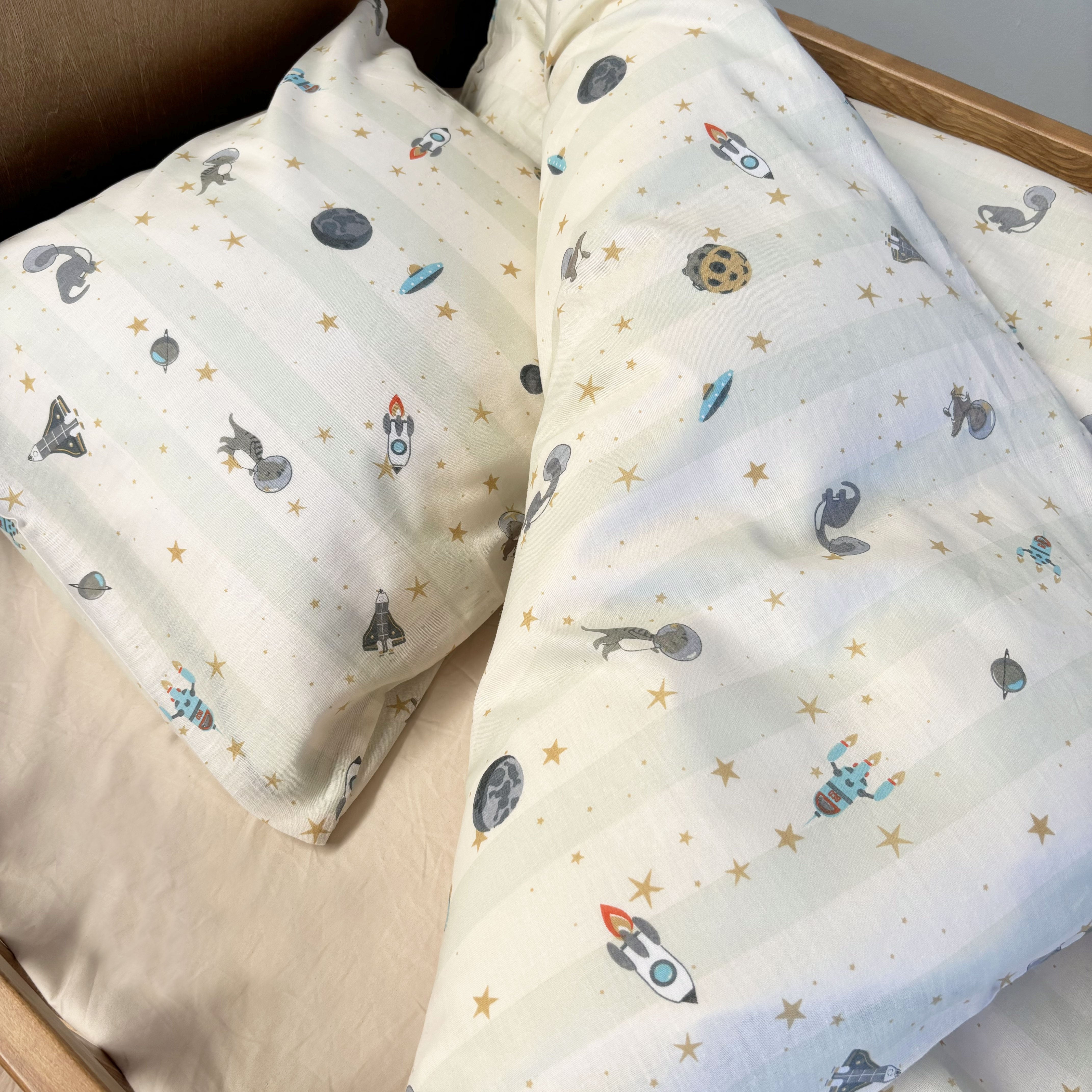 By Mats - Baby sengetøj - 100% Blødt bomuld - 70x100 cm - Dino Space