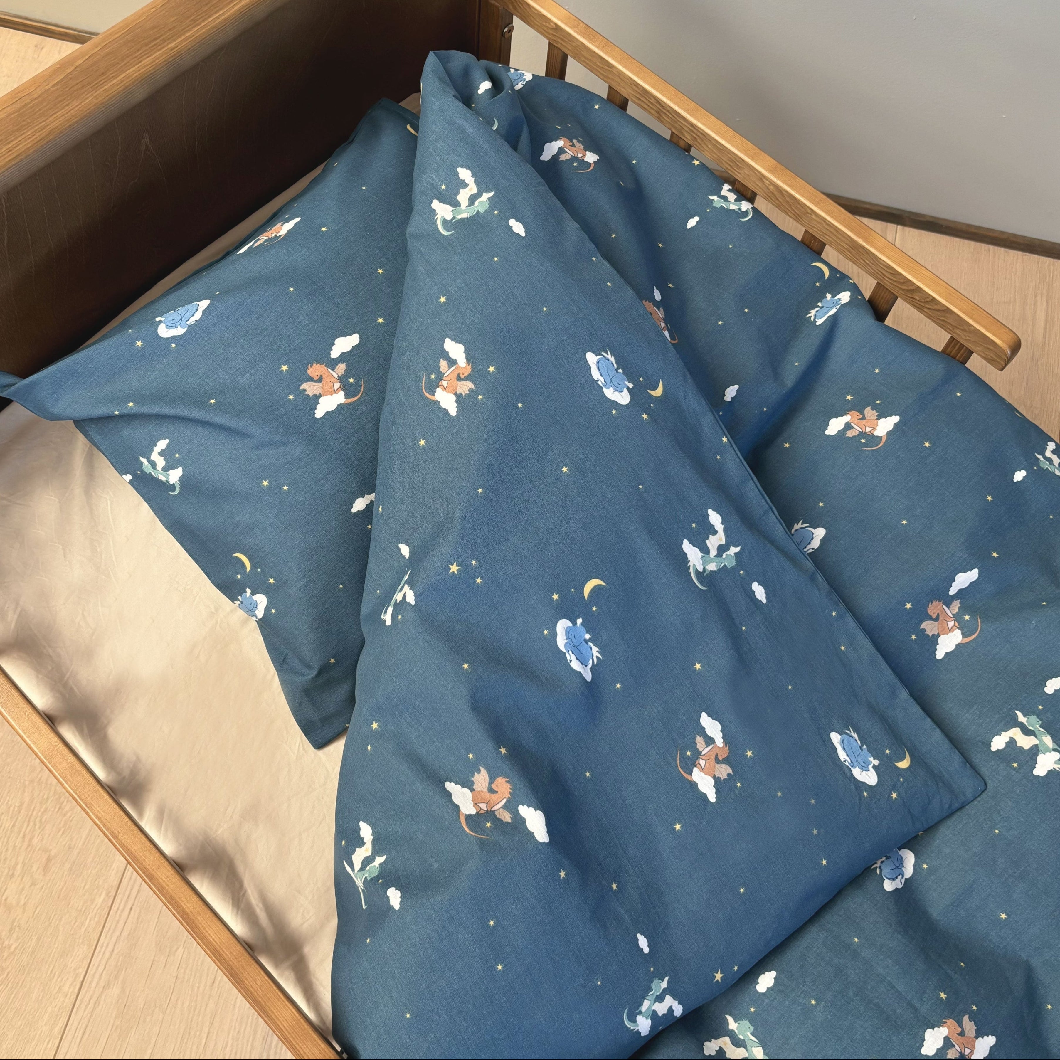 By Mats - Baby sengetøj - 100% Blødt bomuld - 70x100 cm - Dragon Night Sky