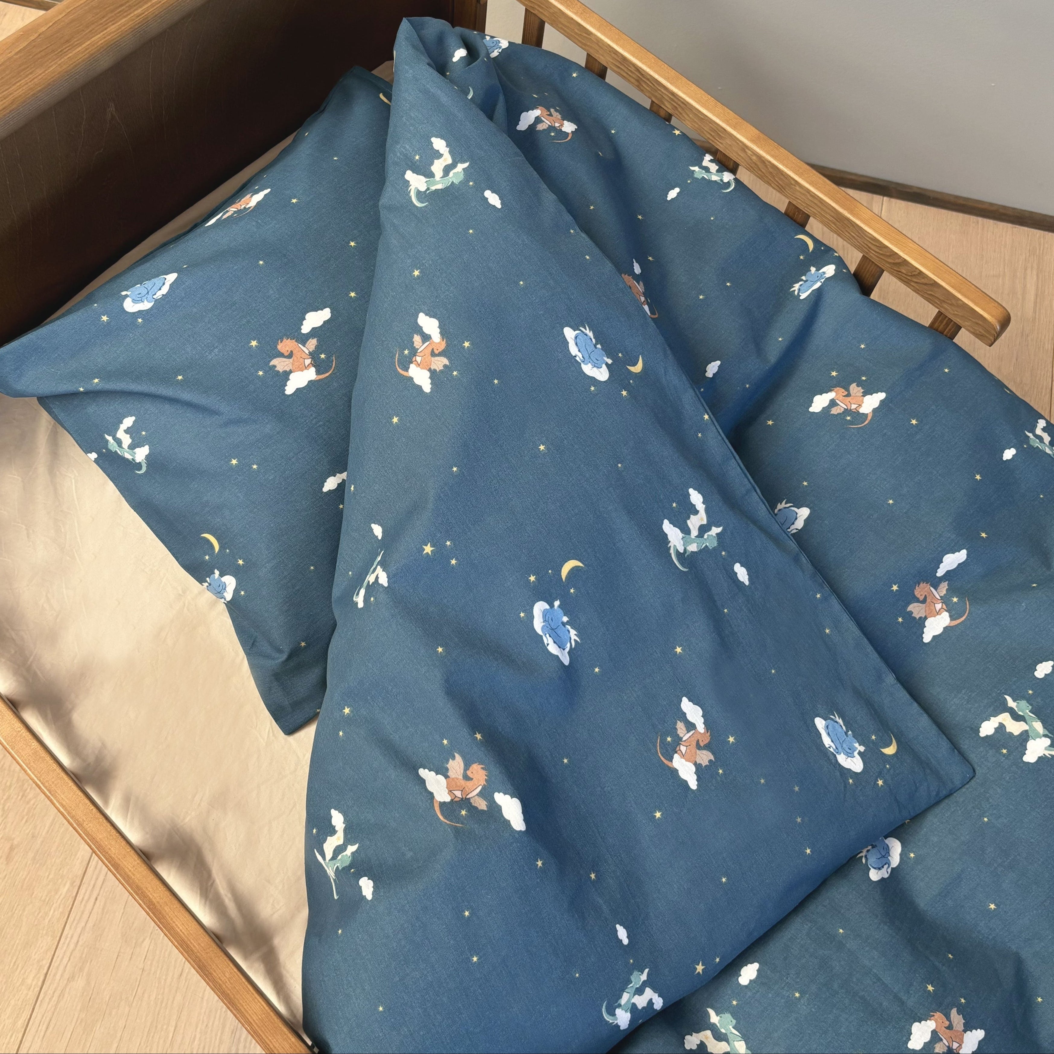 By Mats - Junior sengetøj - 100% Blødt bomuld - 100x140 cm - Dragon Sky