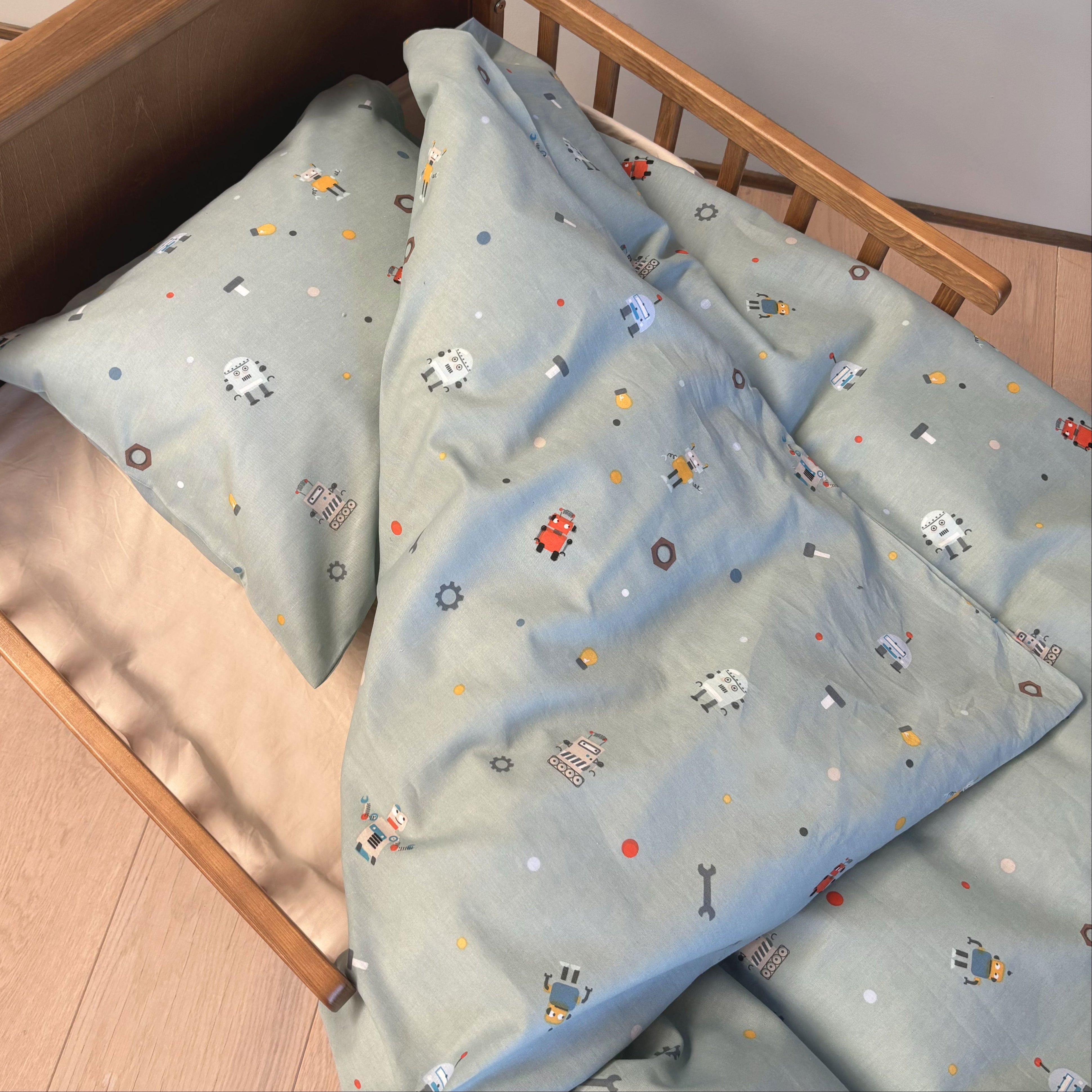 By Mats - Baby sengetøj - 100% Blødt bomuld - 70x100 cm - Robot