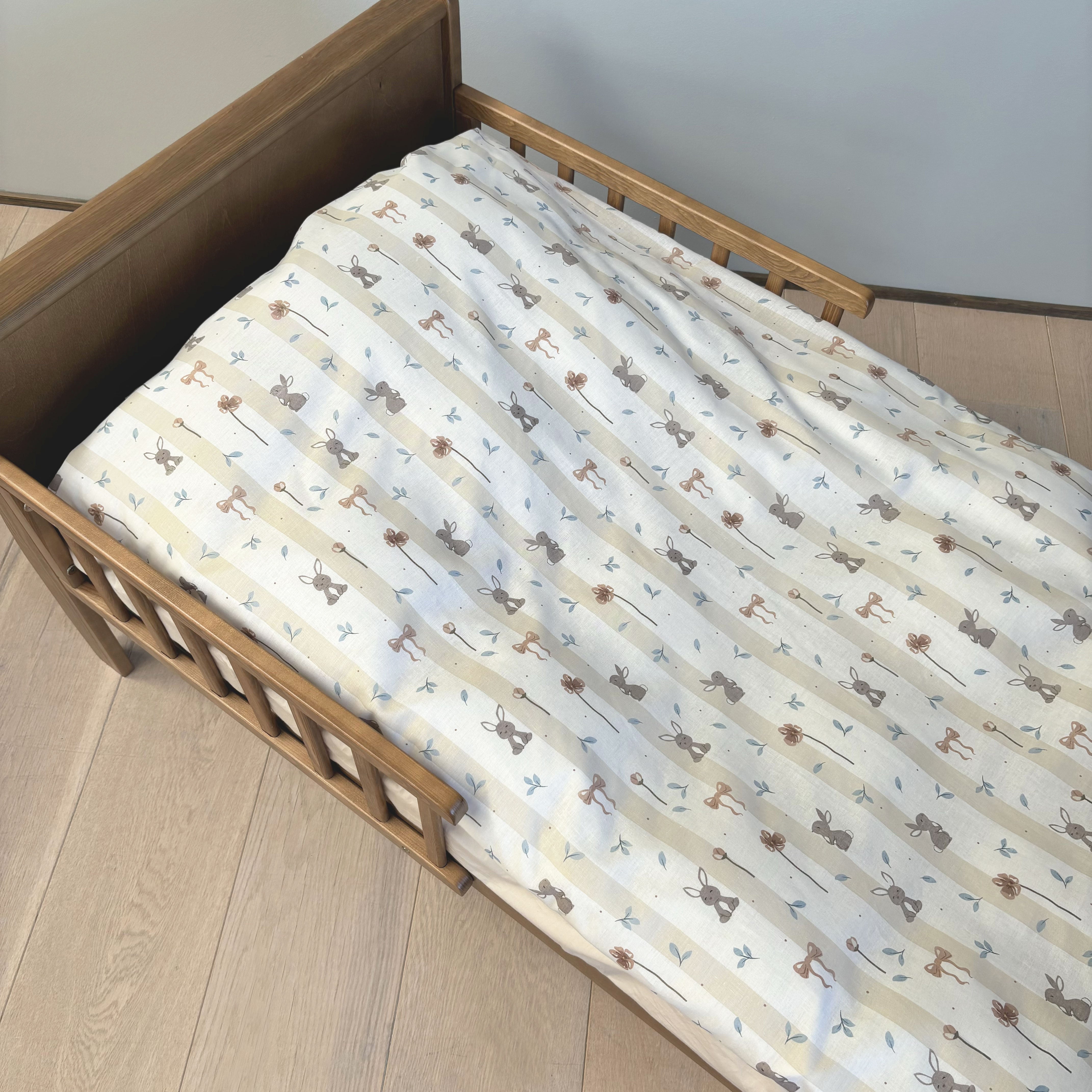 By Mats - Baby sengetøj - 100% Blødt bomuld - 70x100 cm - Flower Bunny