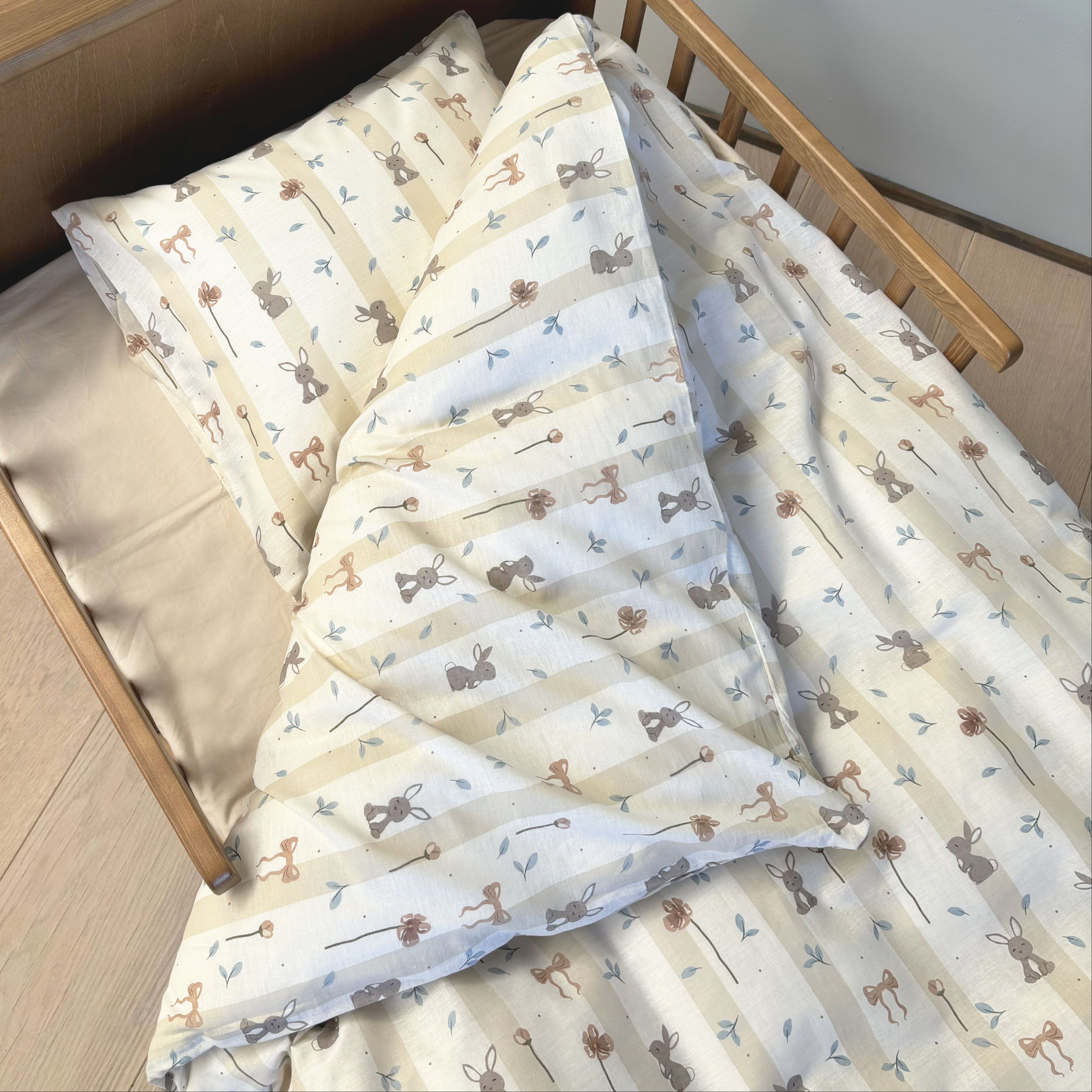 By Mats - Baby sengetøj - 100% Blødt bomuld - 70x100 cm - Flower Bunny