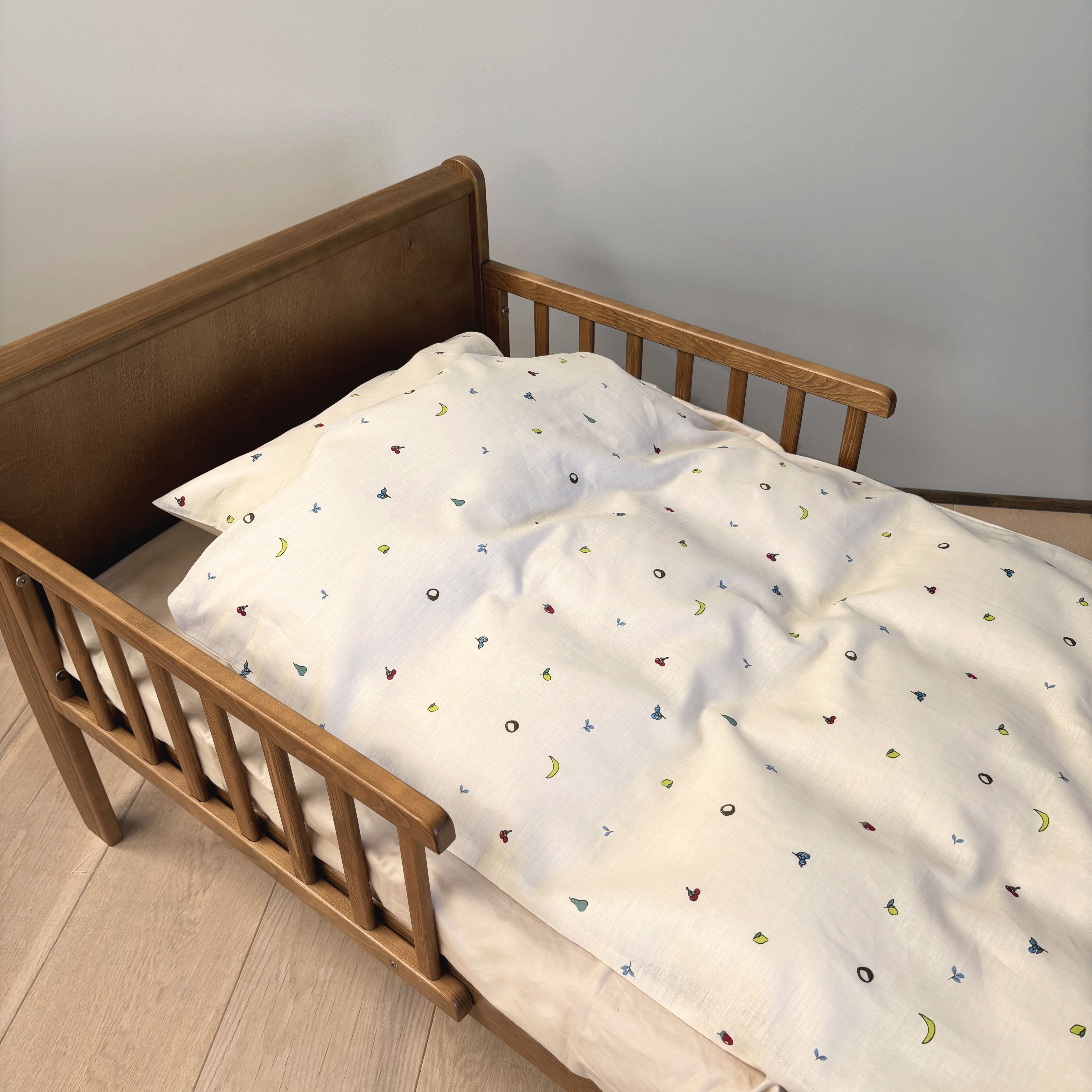 By Mats - Baby sengetøj - 100% Blødt bomuld - 70x100 cm - Fruits