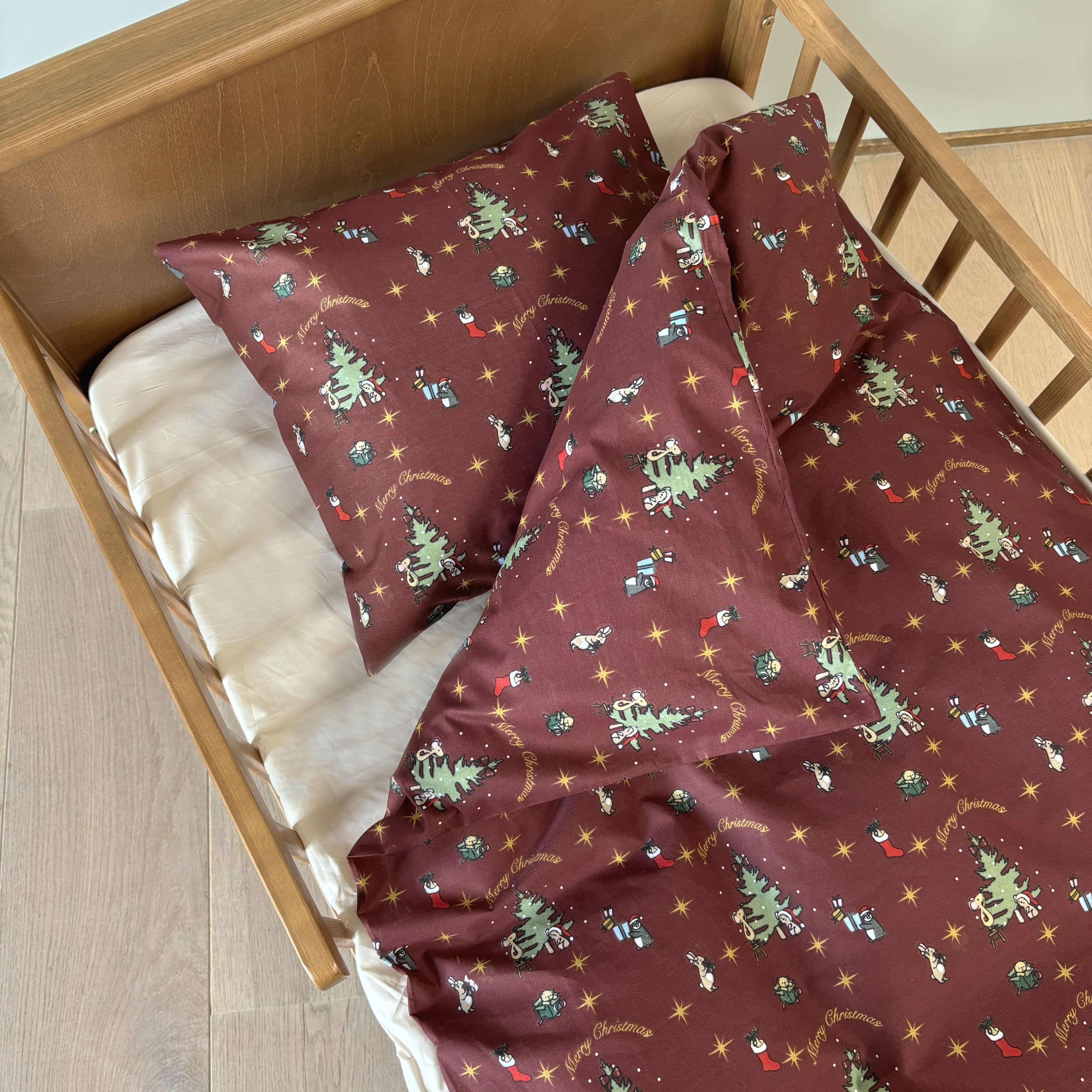 By Mats - Baby sengetøj - 100% Blødt bomuld - 70x100 cm - Christmas Eve