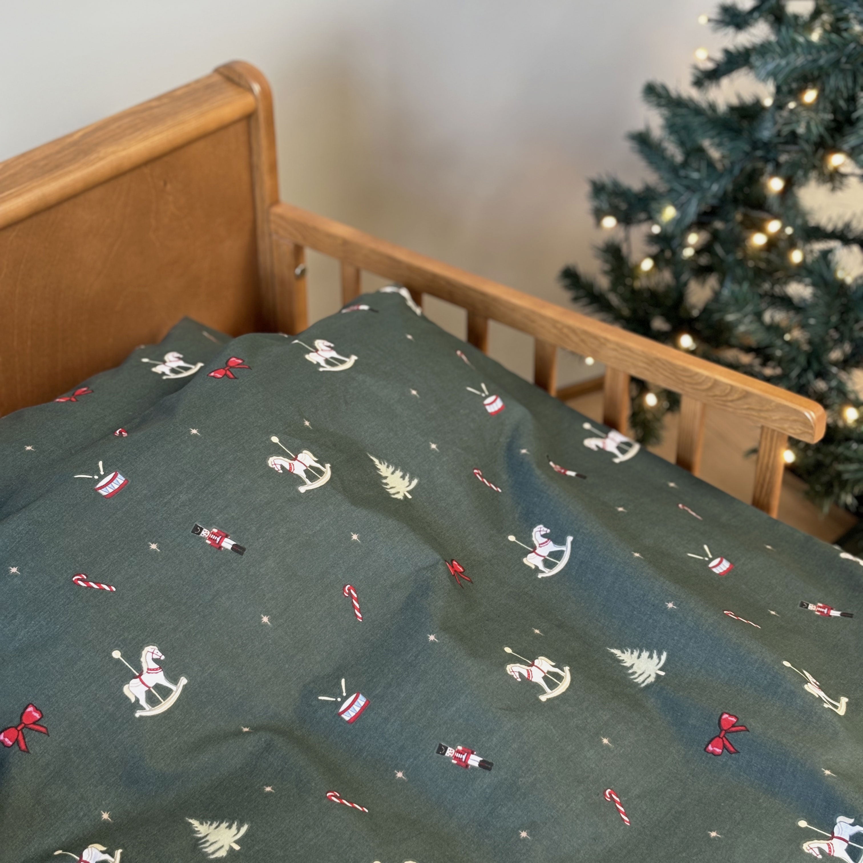 By Mats - Baby sengetøj - 100% Blødt bomuld - 70x100 cm - Christmas Toys