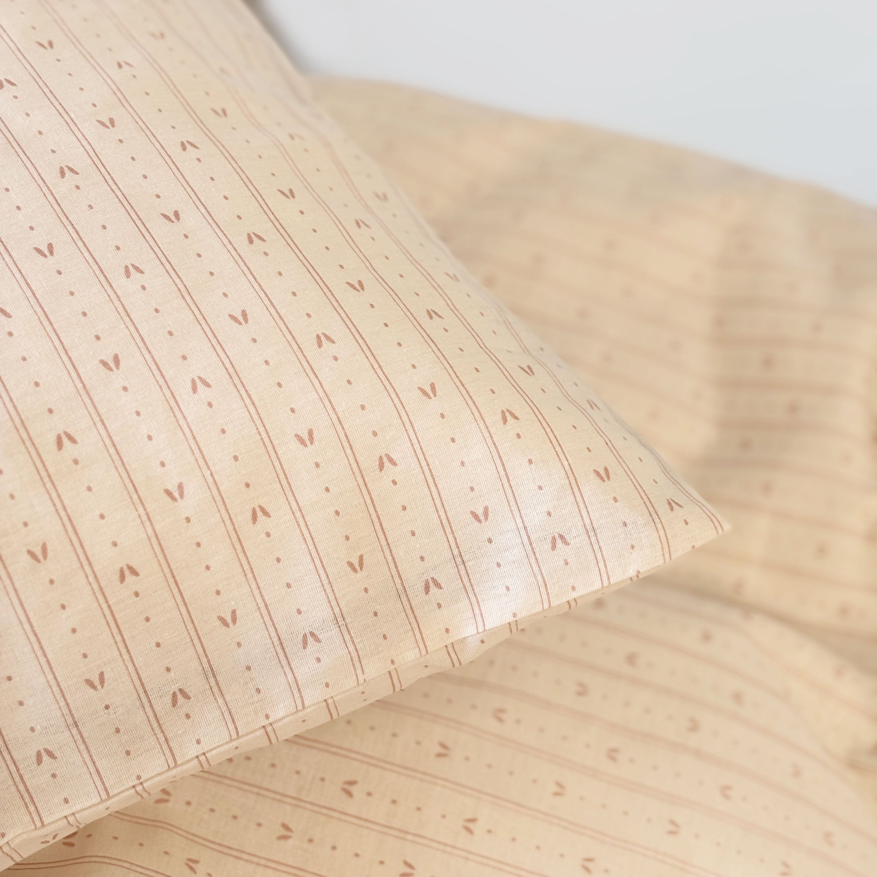 By Mats - Baby sengetøj - 100% Blødt bomuld - 70x100 cm - Leaf Stripe