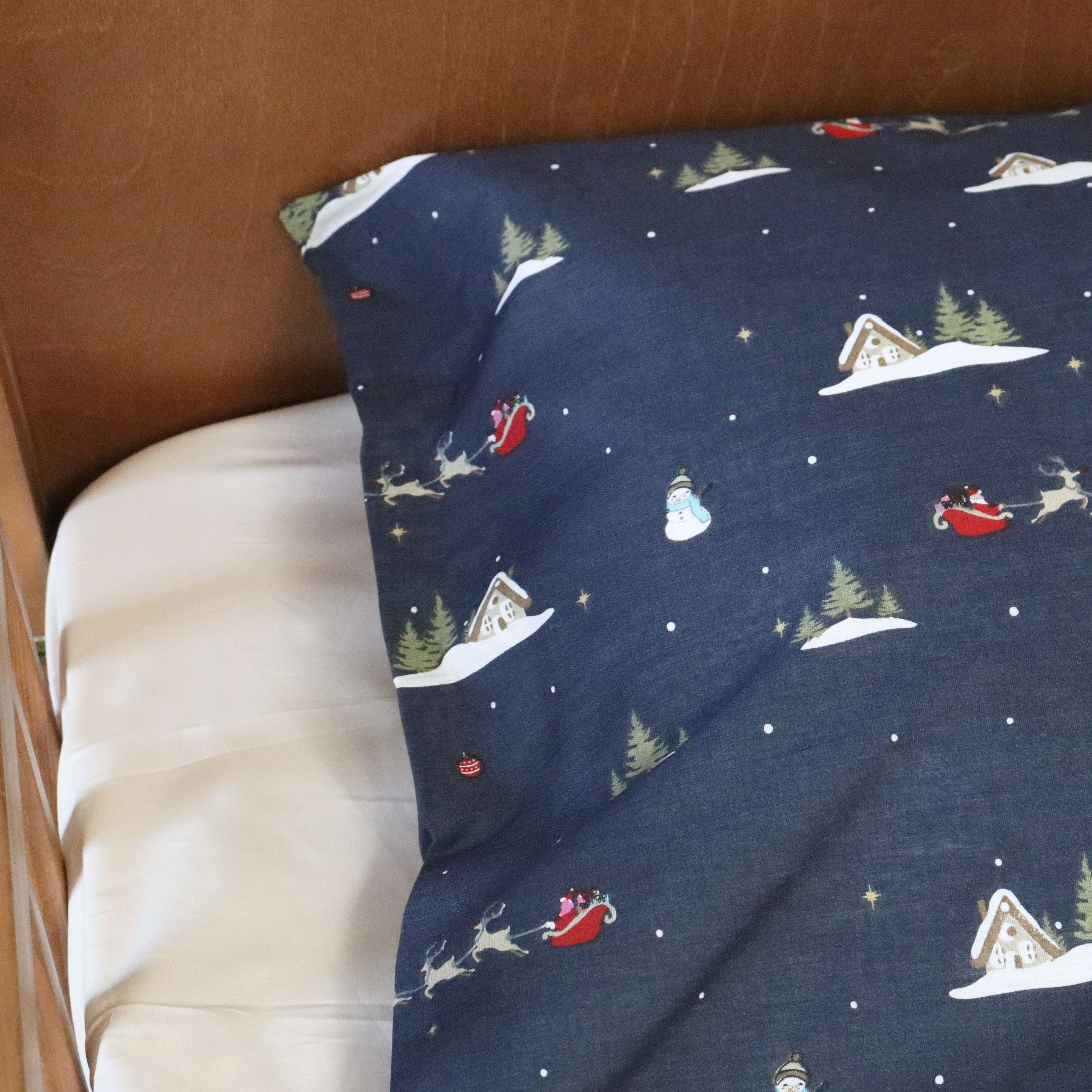 By Mats - Baby sengetøj - 100% Blødt bomuld - 70x100 cm - Santa is Coming