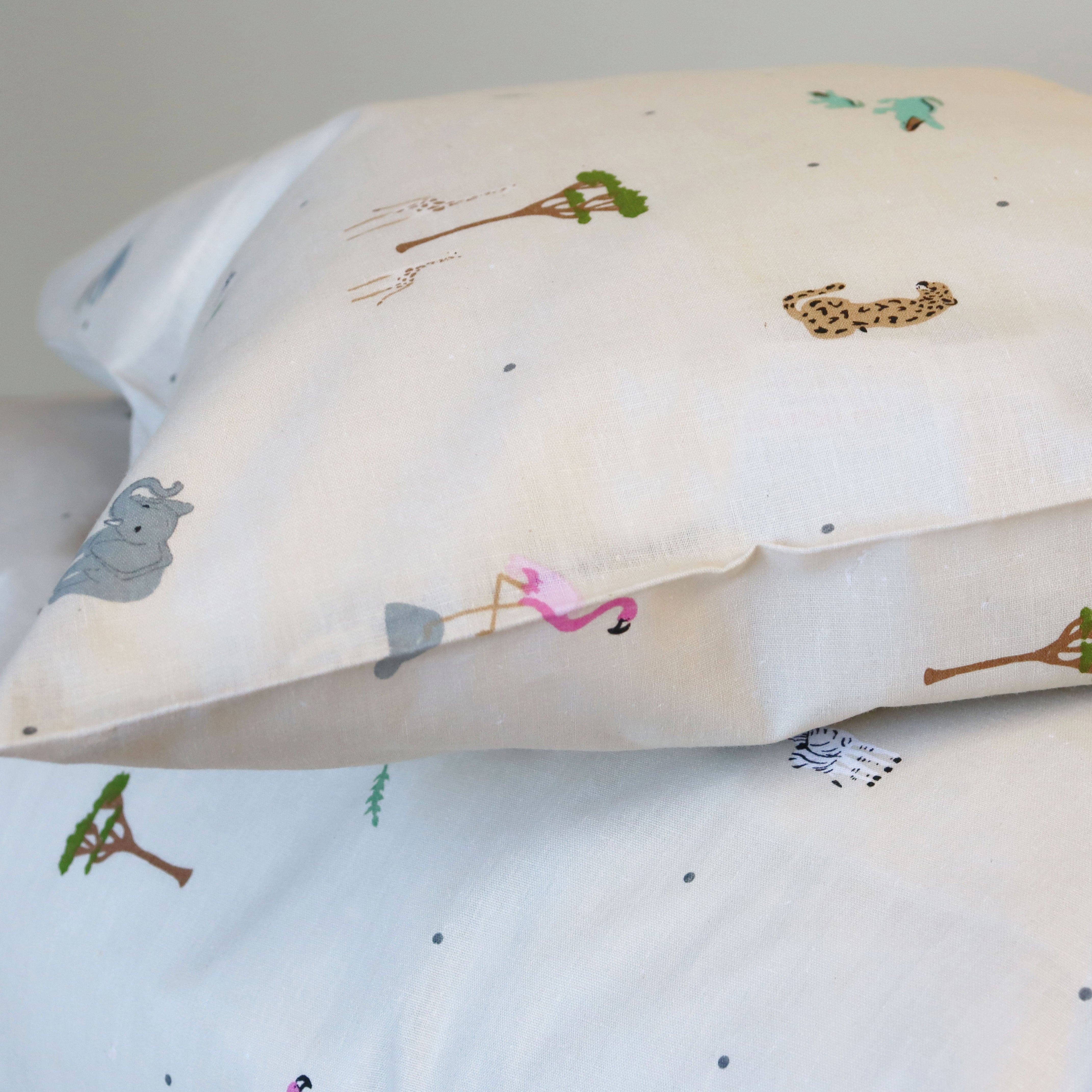 By Mats - Baby sengetøj - 100% Blødt bomuld - 70x100 cm - Safari