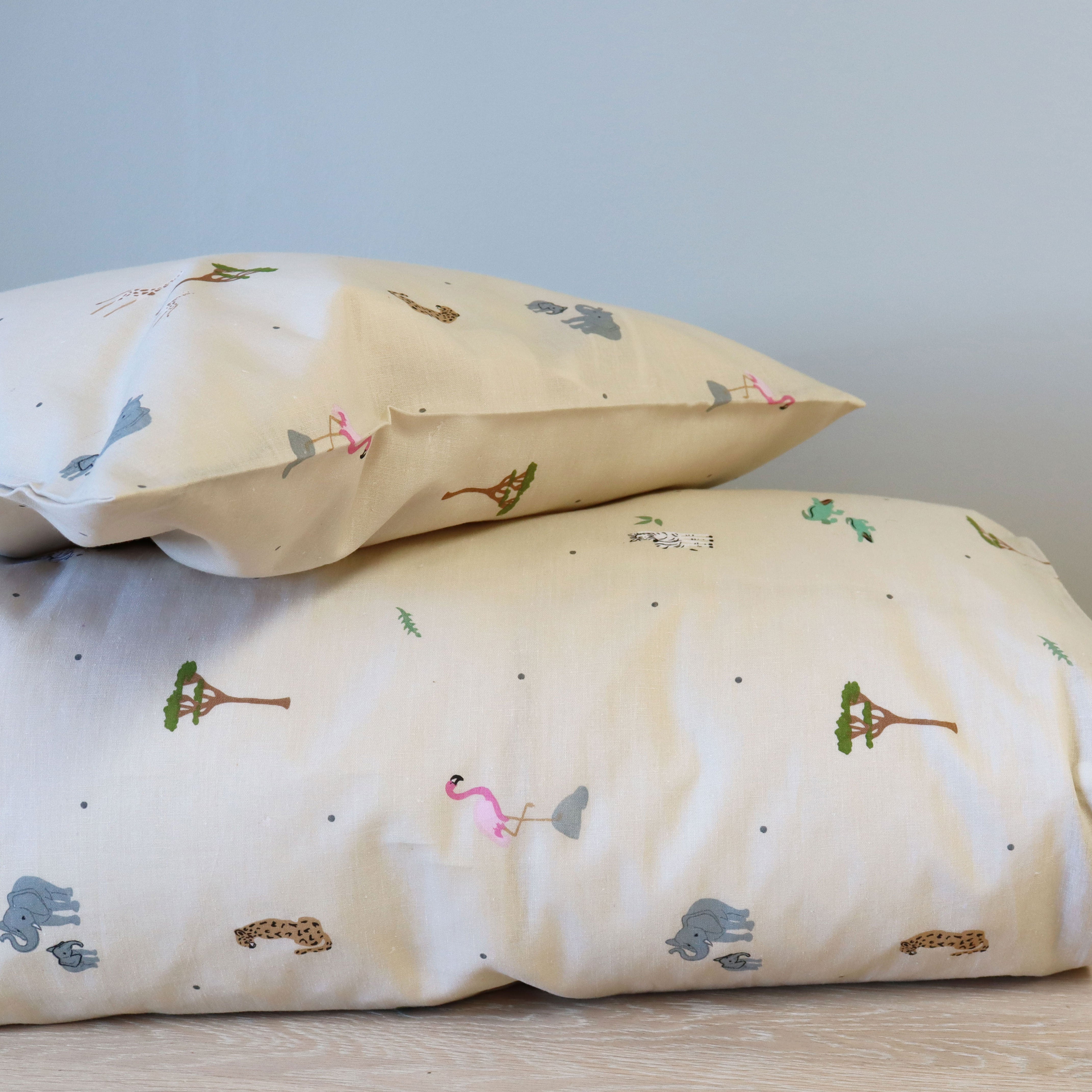 By Mats - Baby sengetøj - 100% Blødt bomuld - 70x100 cm - Safari