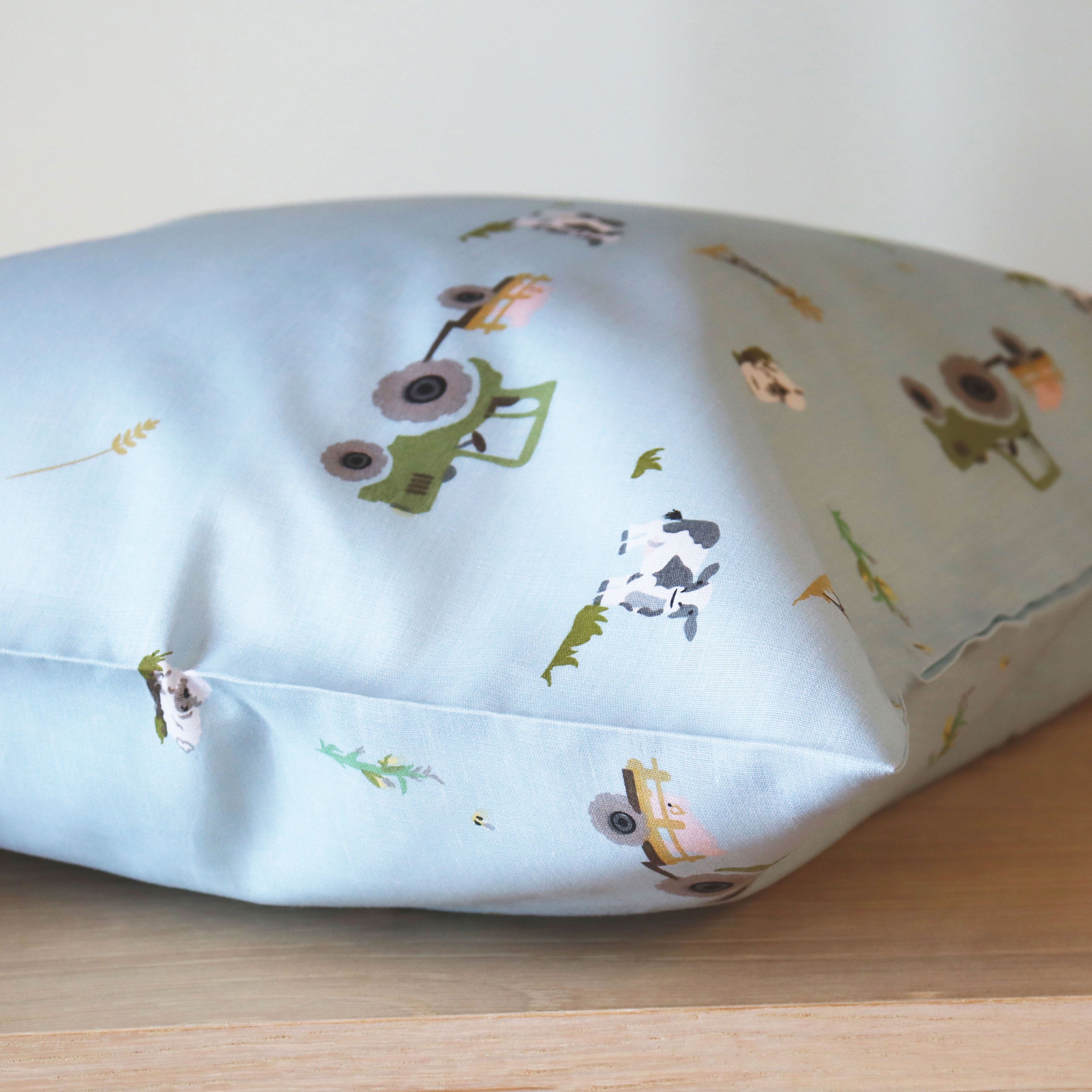 By Mats - Baby sengetøj - 100% Blødt bomuld - 70x100 cm - Farm