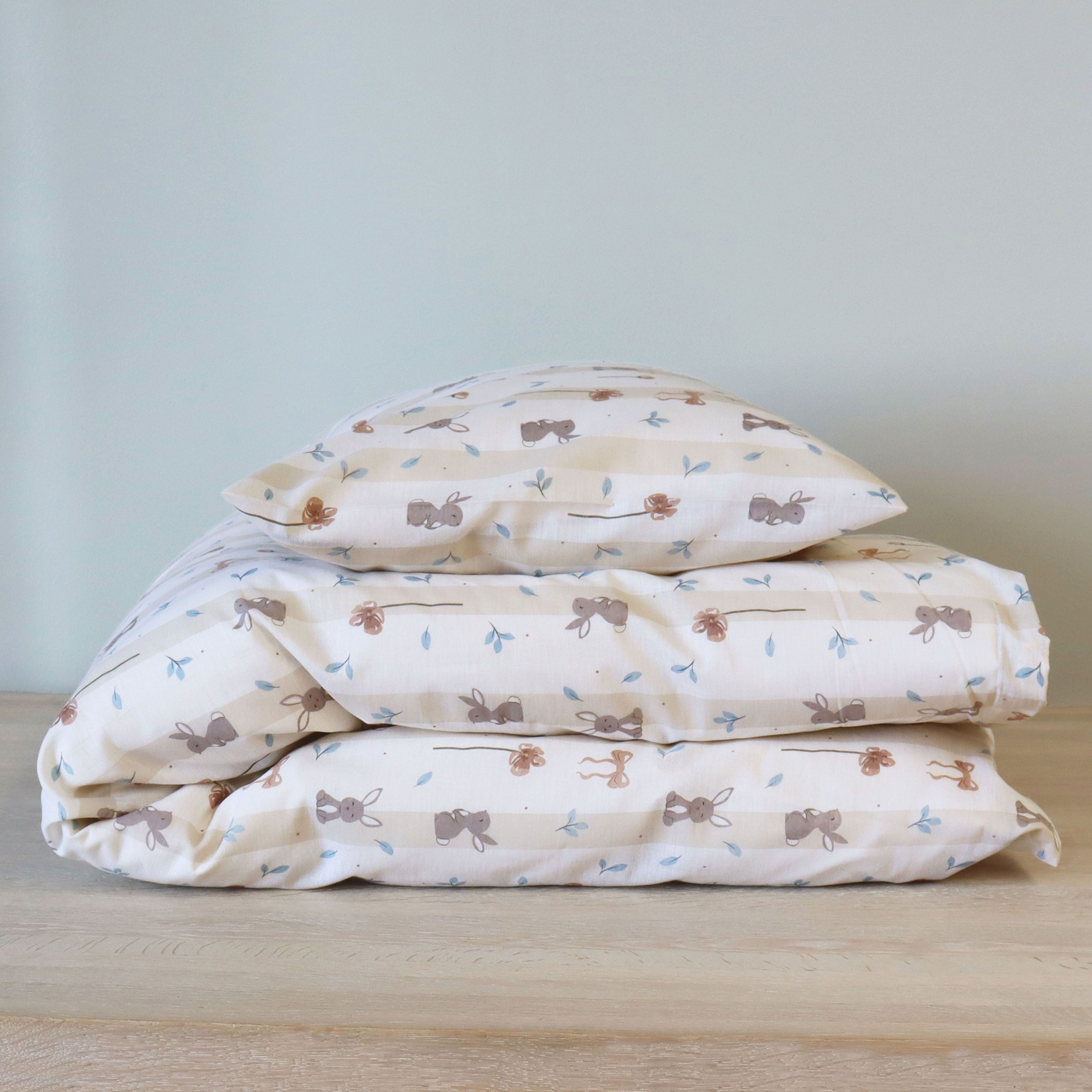 By Mats - Baby sengetøj - 100% Blødt bomuld - 70x100 cm - Flower Bunny