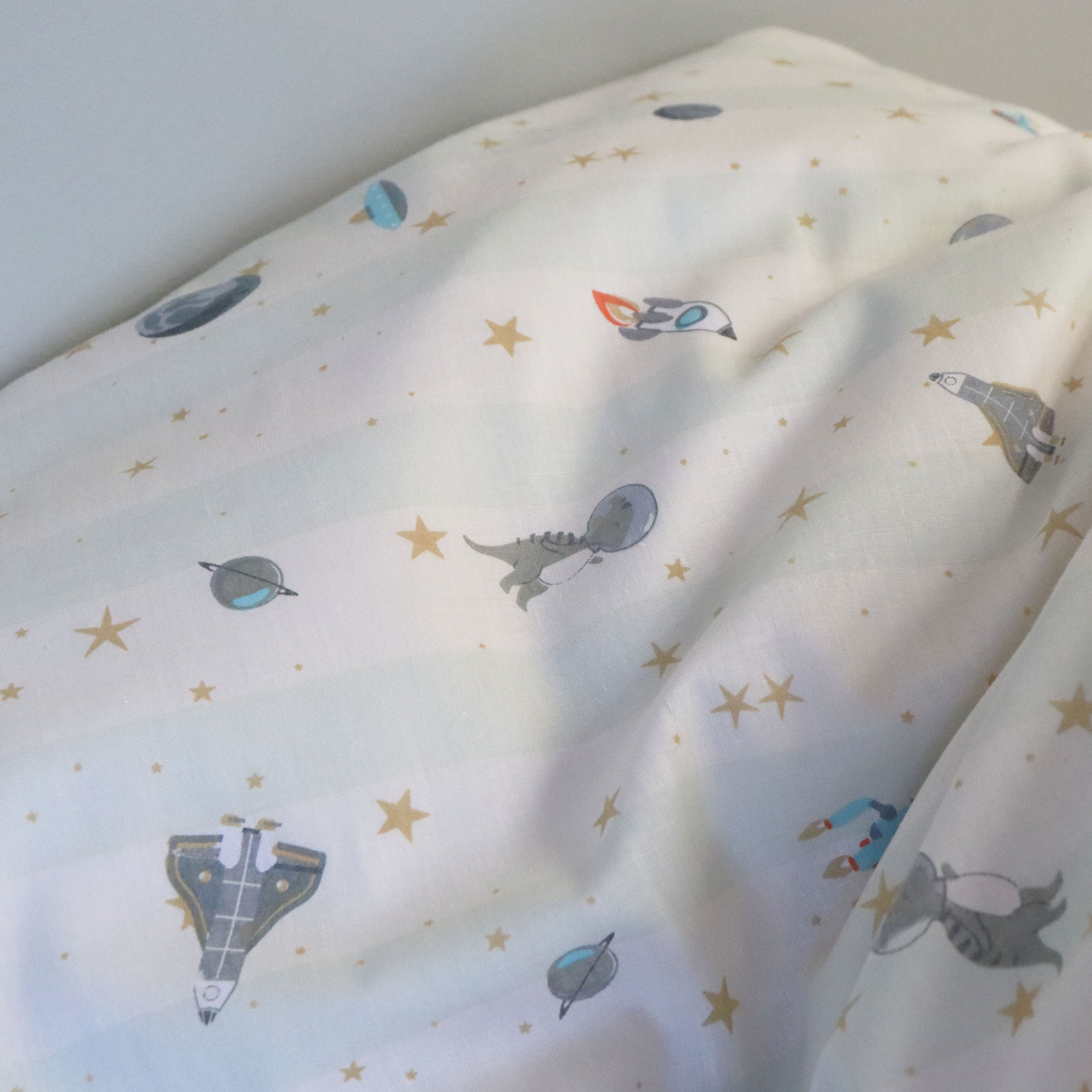 By Mats - Baby sengetøj - 100% Blødt bomuld - 70x100 cm - Dino Space