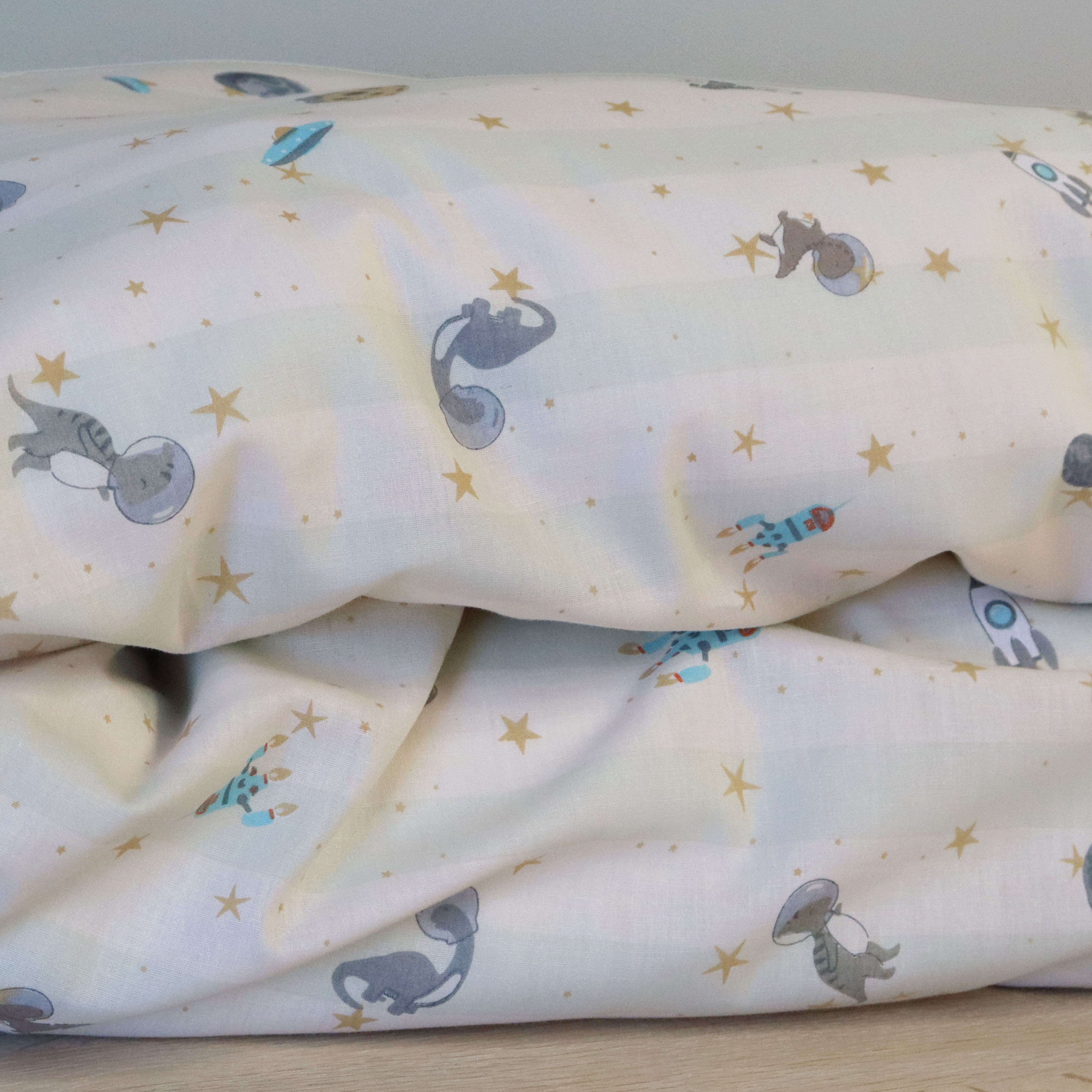 By Mats - Junior sengetøj - 100% Blødt bomuld - 100x140 cm - Dino Space