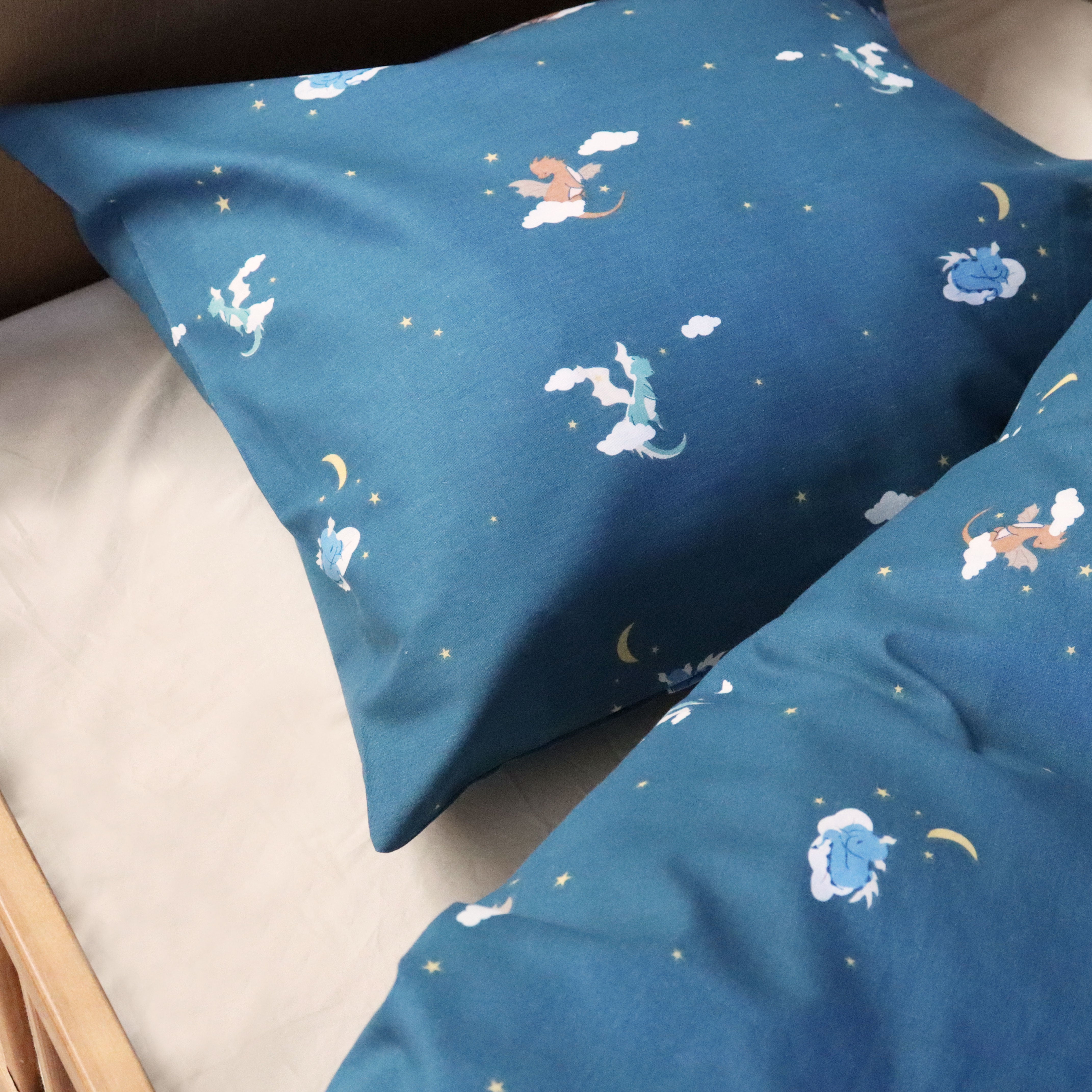 By Mats - Baby sengetøj - 100% Blødt bomuld - 70x100 cm - Dragon Night Sky