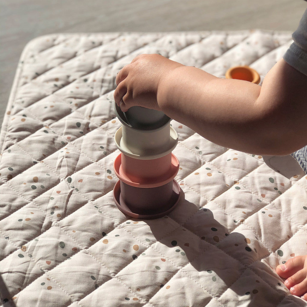 Petu Petu - Quiltet legetæppe - Bomuld - 100x100 cm - Råhvid med prikker