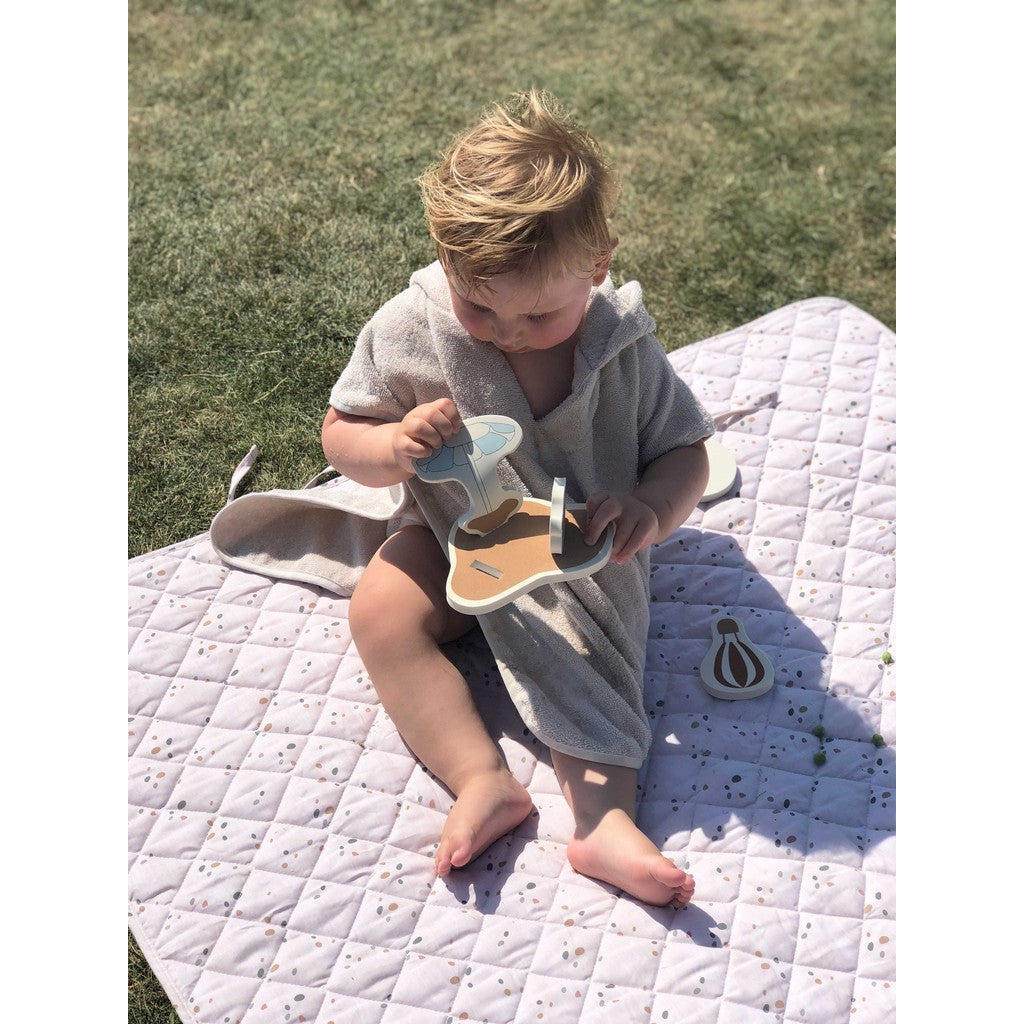 Petu Petu - Quiltet legetæppe - Bomuld - 100x100 cm - Råhvid med prikker