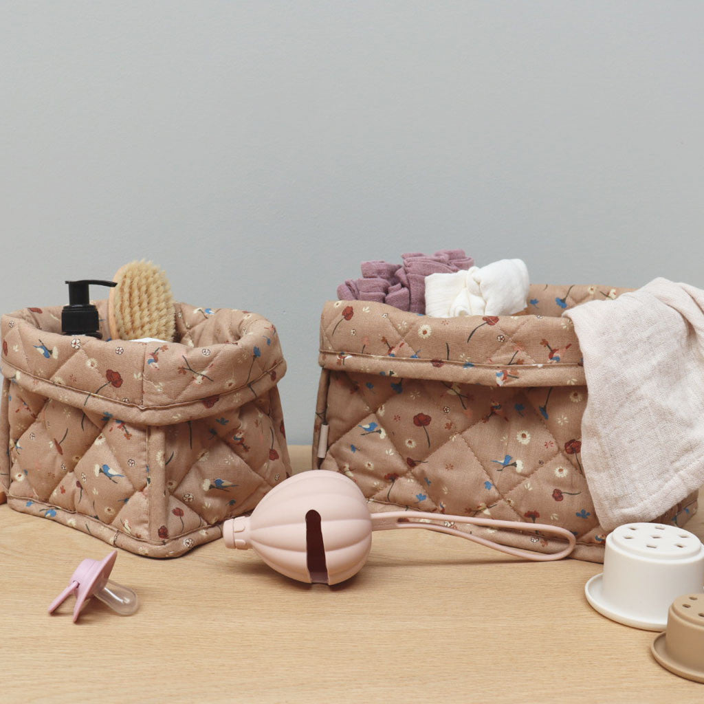 Petu Petu - Quiltet opbevaringskurv - 23x14x19 cm - Lyserød med blomster