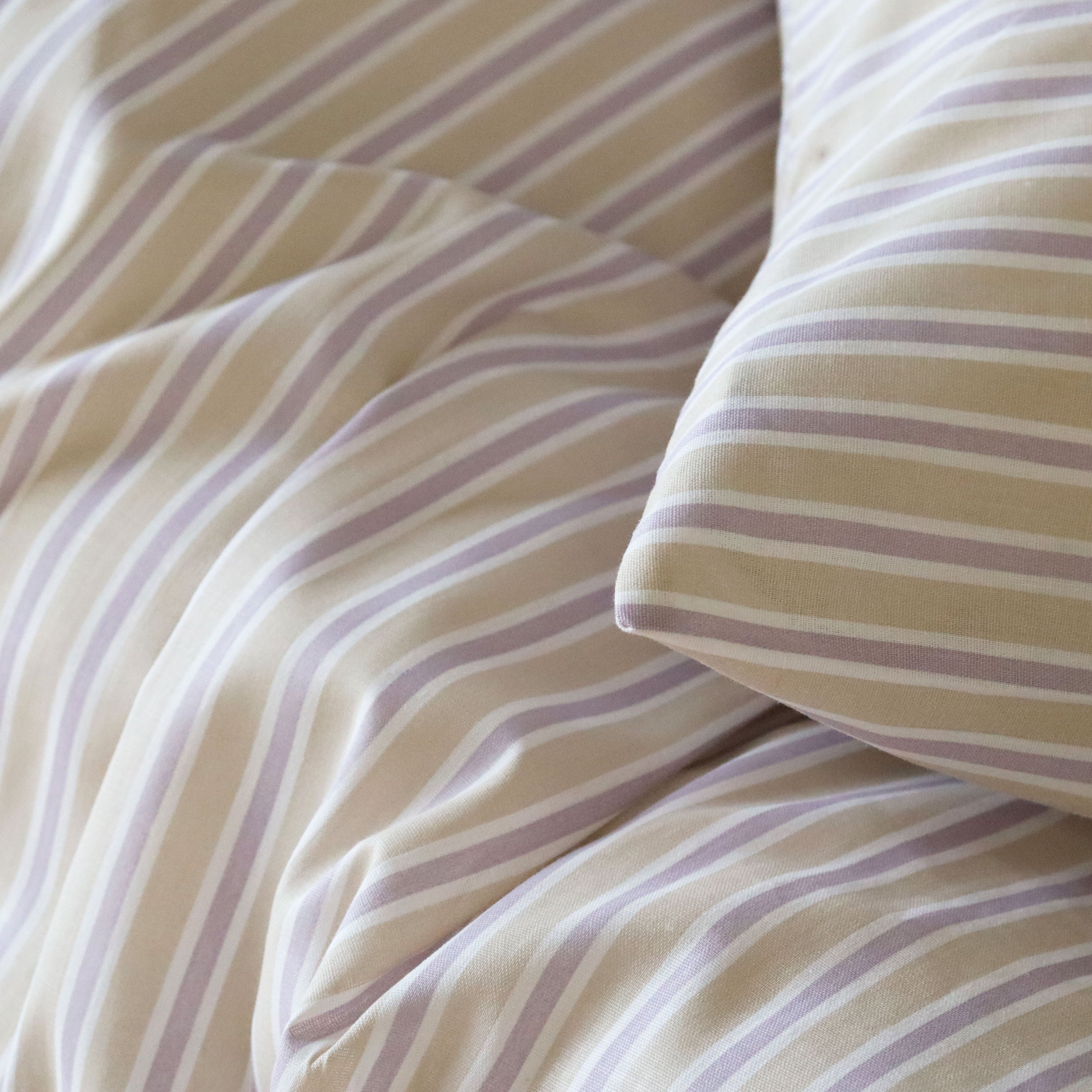 By Mats - Baby sengetøj - 100% Blødt bomuld - 70x100 cm - Lavender Stripe