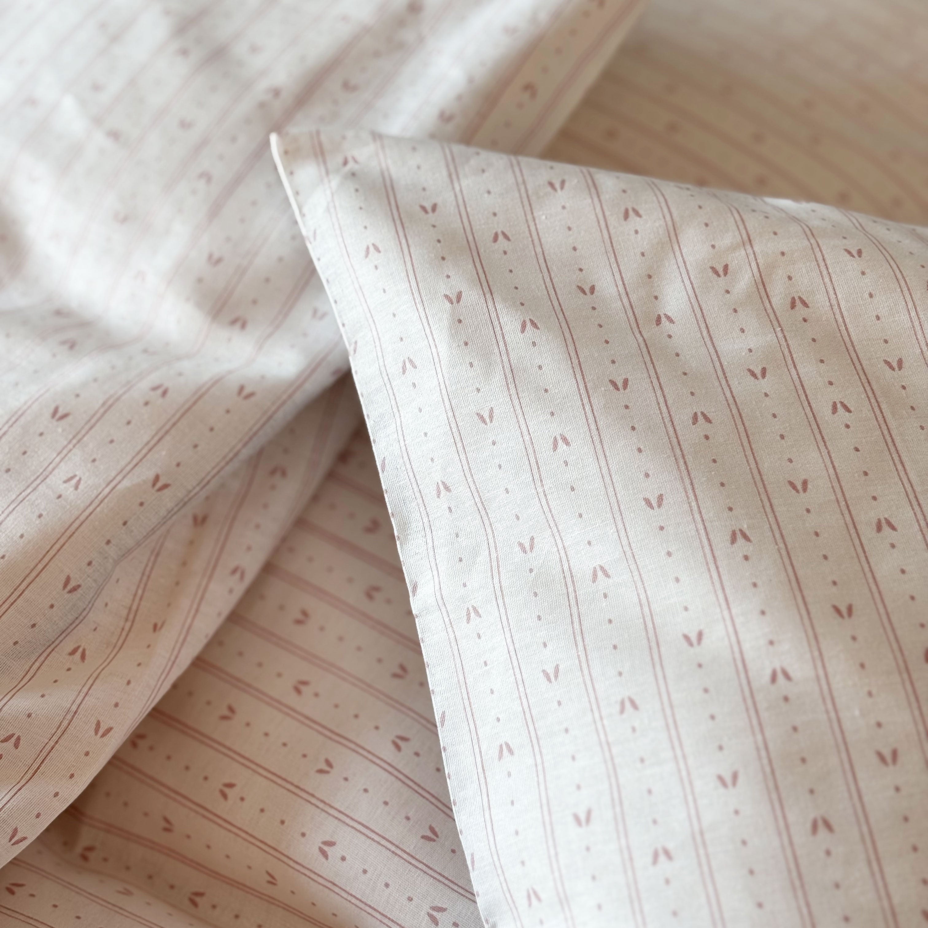 By Mats - Junior sengetøj - 100% Blødt bomuld - 100x140 cm - Leaf Stripe