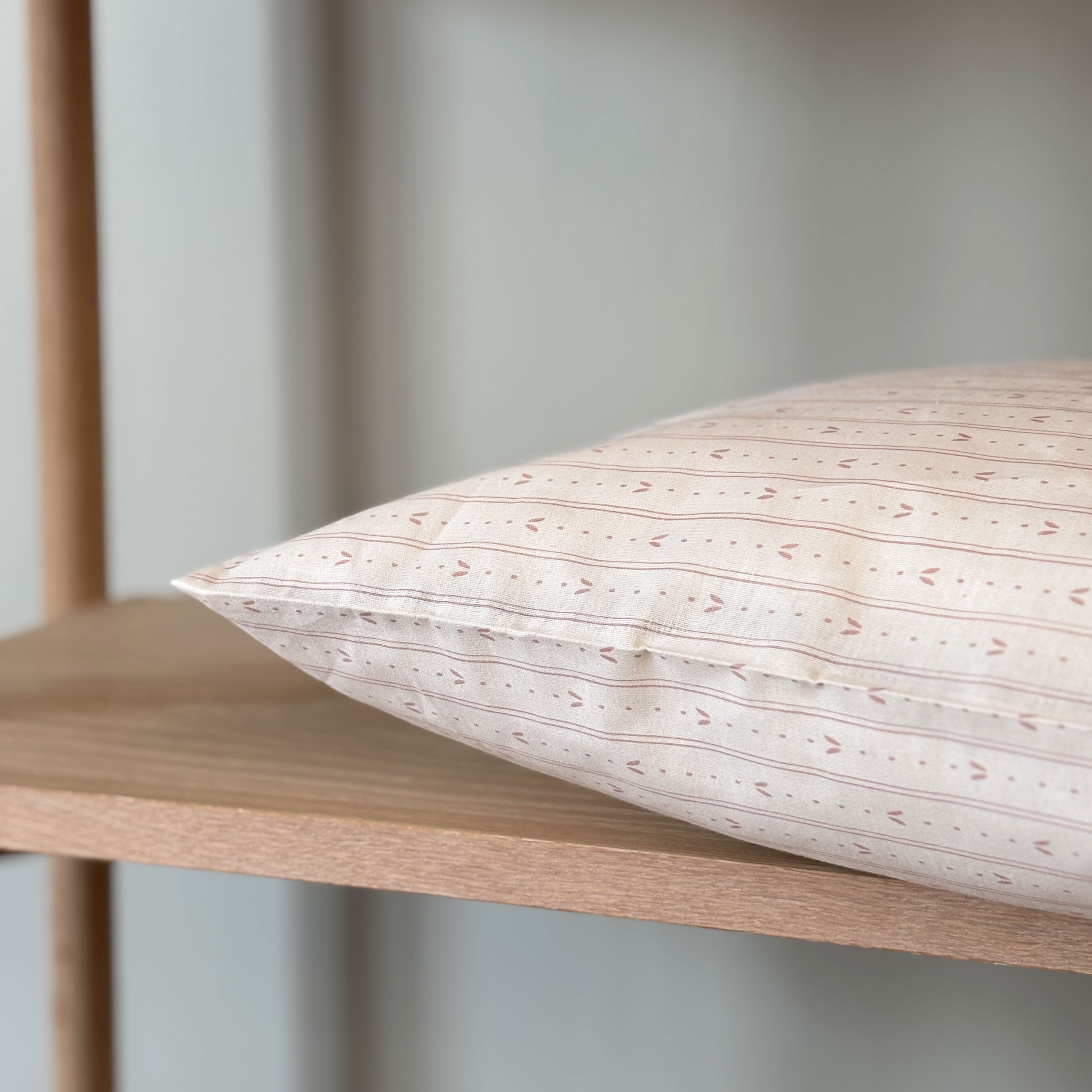 By Mats - Baby sengetøj - 100% Blødt bomuld - 70x100 cm - Leaf Stripe