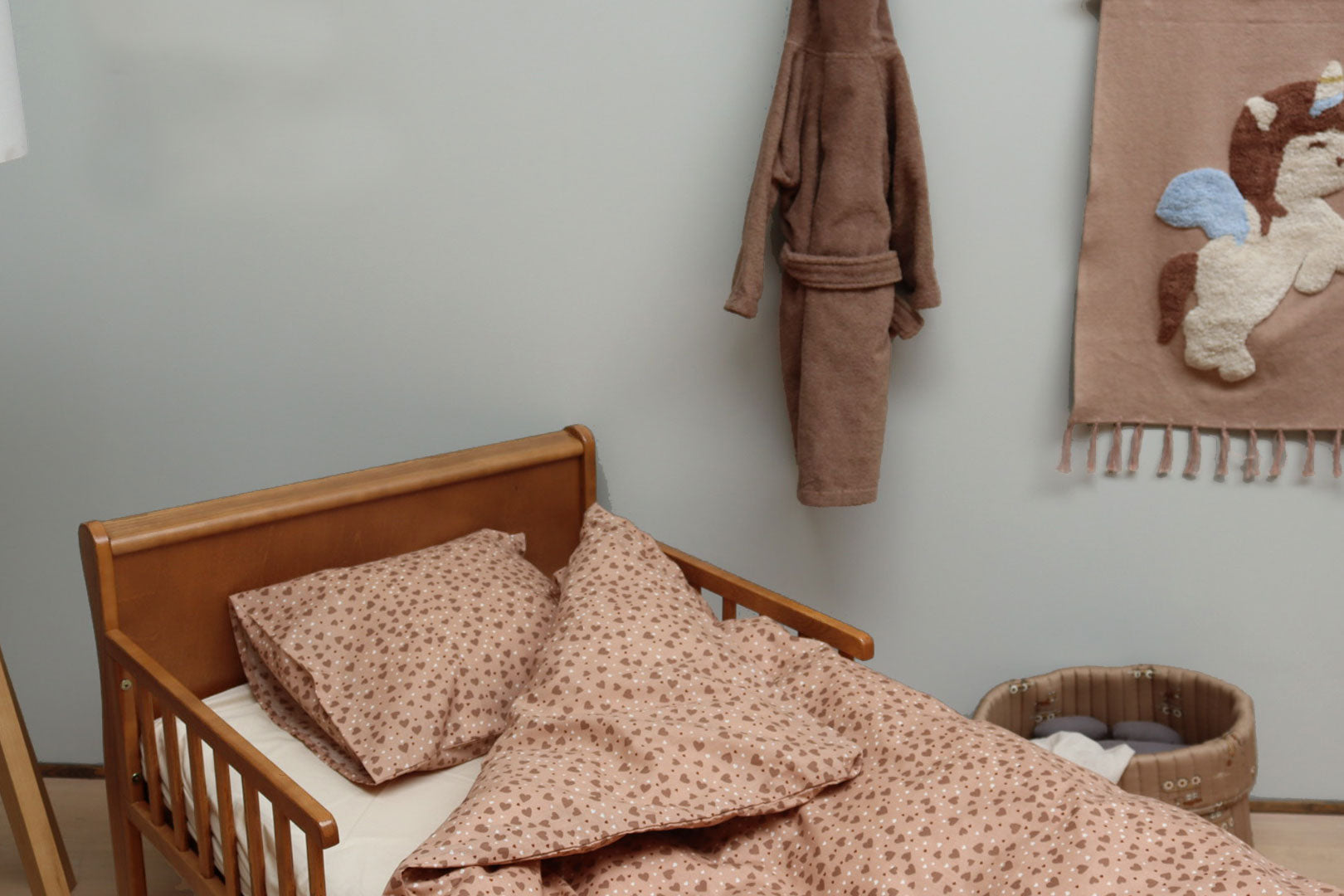 By Mats - Junior sengetøj - 100% Blødt bomuld - Lyserød med små hjerter