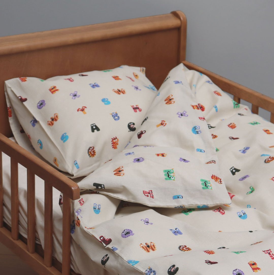 By Mats - Junior sengetøj - 100% Blødt bomuld - Råhvid med monsterbogstaver