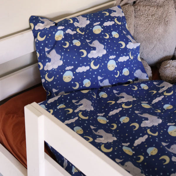 B - Junior sengetøj - 100x140 cm - Blødt bomuld - Drømmeland