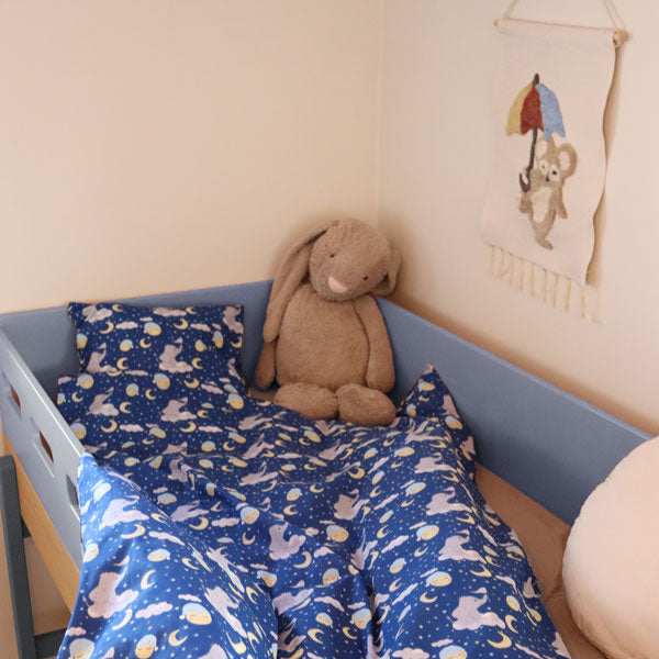 B - Junior sengetøj - 100x140 cm - Blødt bomuld - Drømmeland