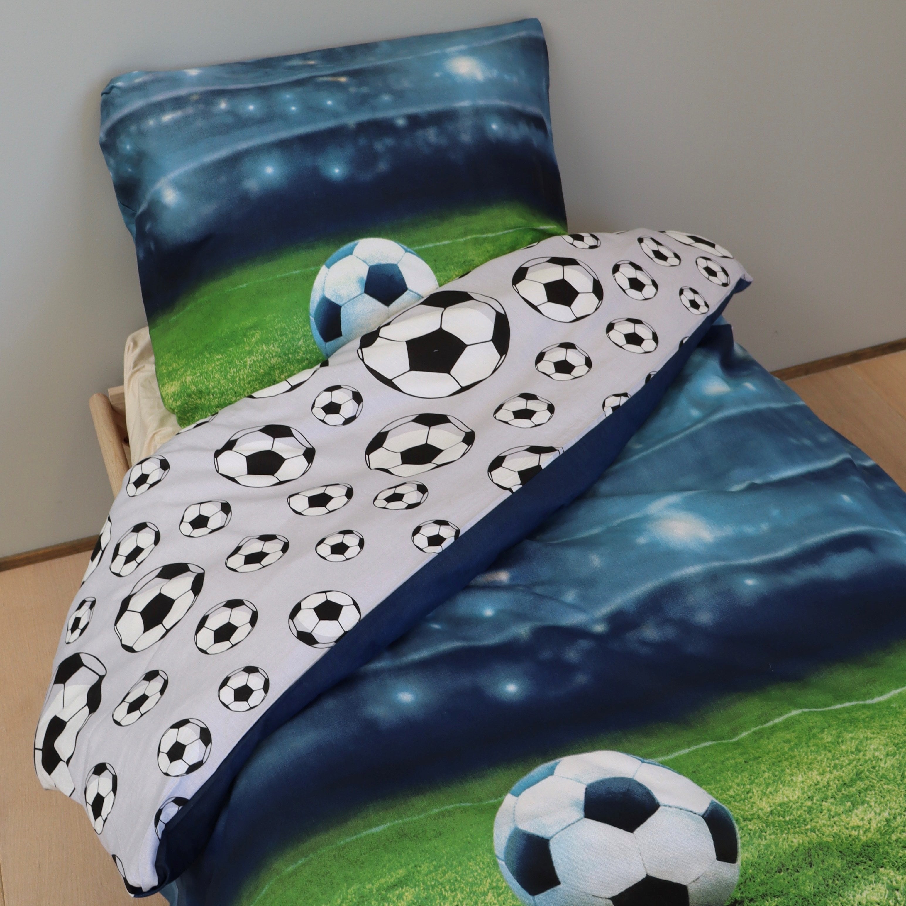 B - Junior sengetøj - 100% bomuld - 100x140 - Fodbold stadium