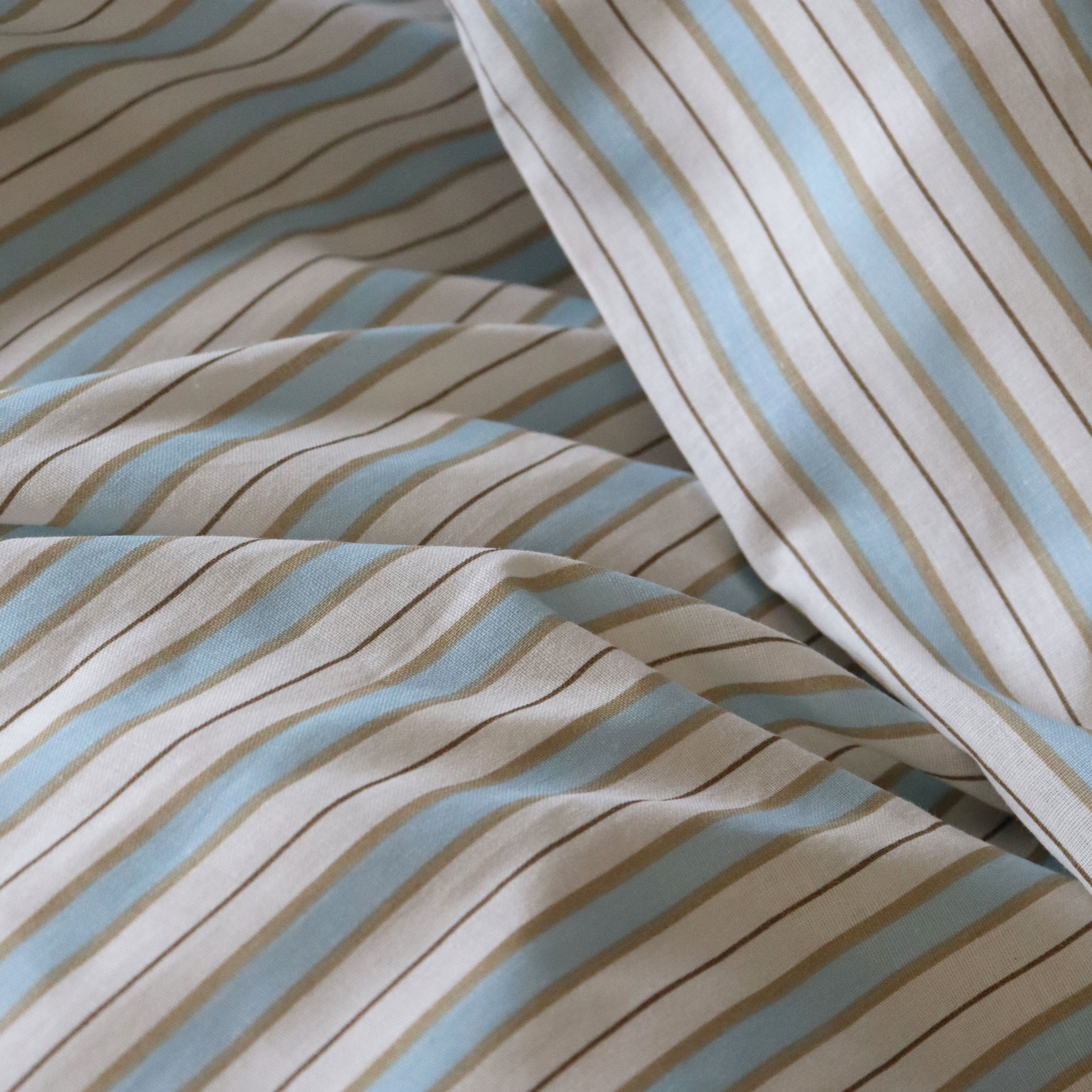 By Mats - Baby sengetøj - 100% Blødt bomuld - 70x100 cm - Sky Blue Stripe