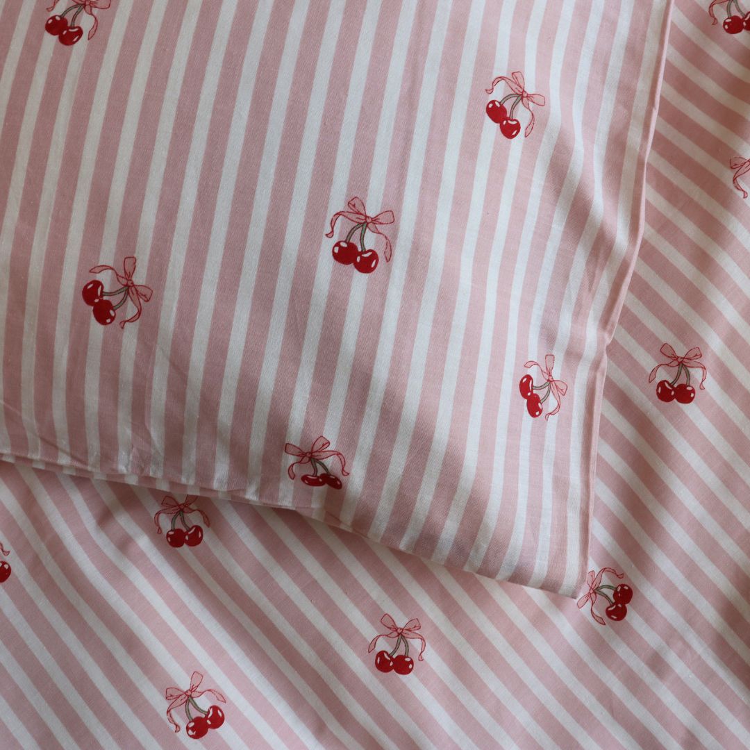 By Mats - Junior sengetøj - 100% Blødt bomuld - 100x140 cm - Cherry Bow